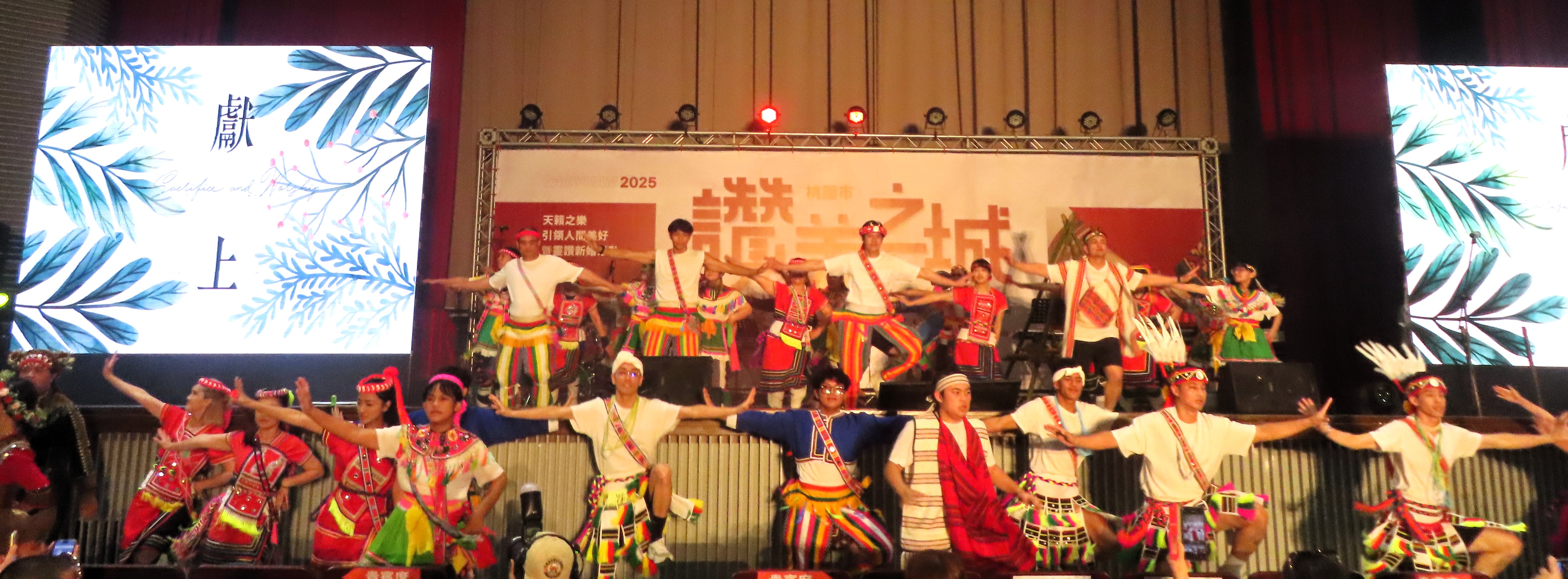桃園地區跨宗派的跨原住民族青年用敬拜舞獻祭。（圖/梁敬彥攝影）。