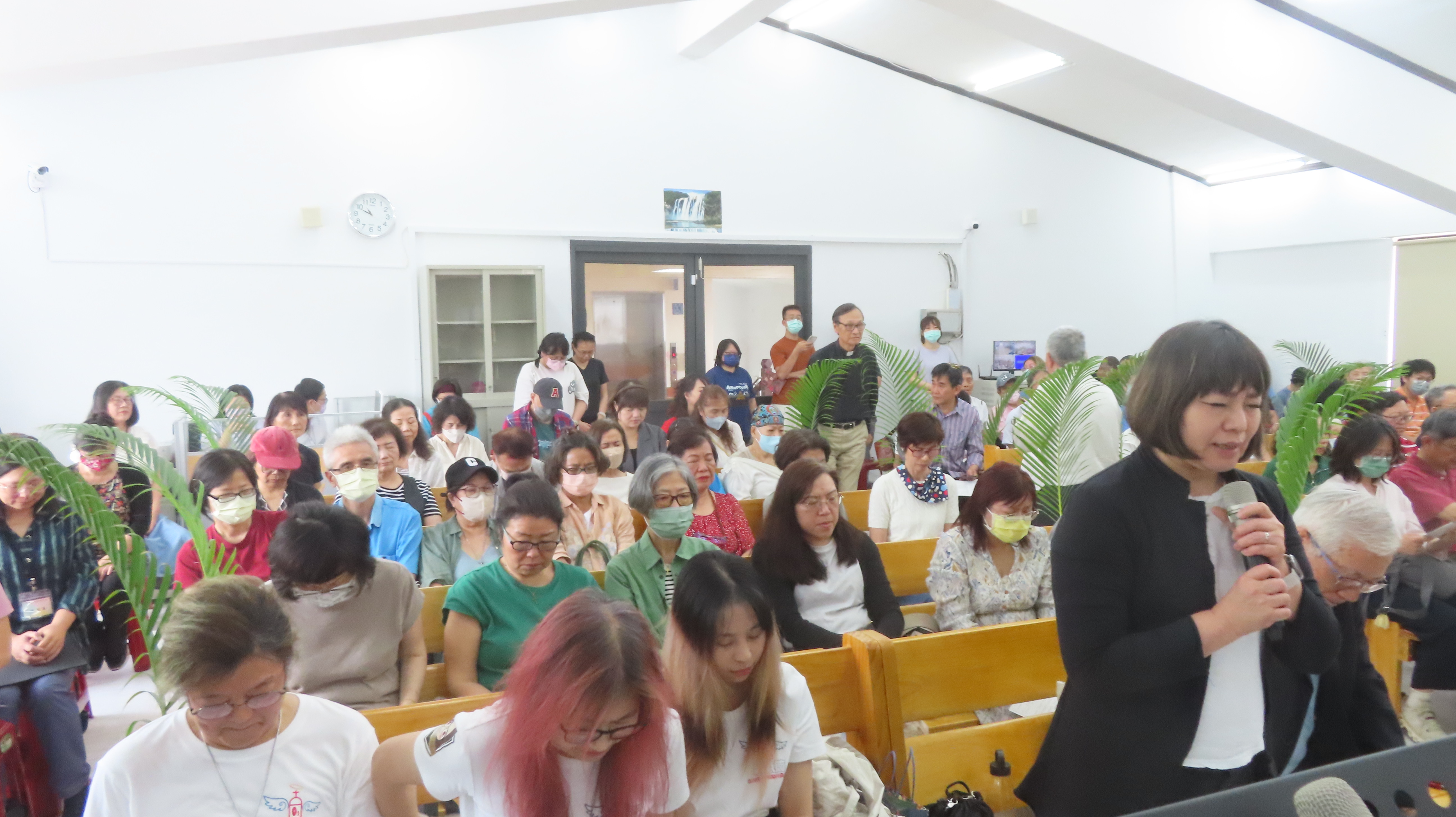 北海岸聯禱會主席李淑岳祝福禱告。（圖/梁敬彥攝影）