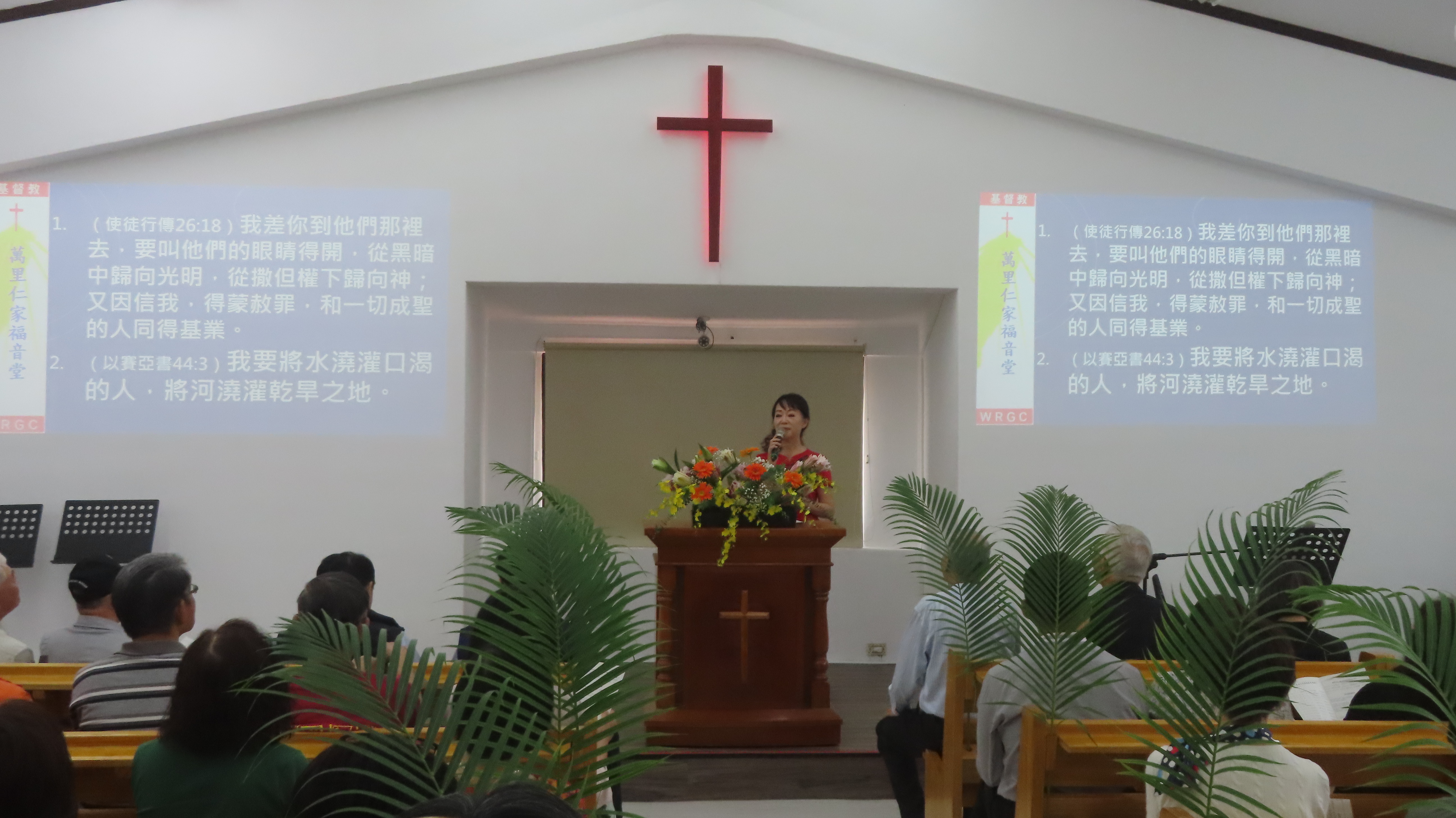 胡憶萍師母讀經。（圖/梁敬彥攝影）