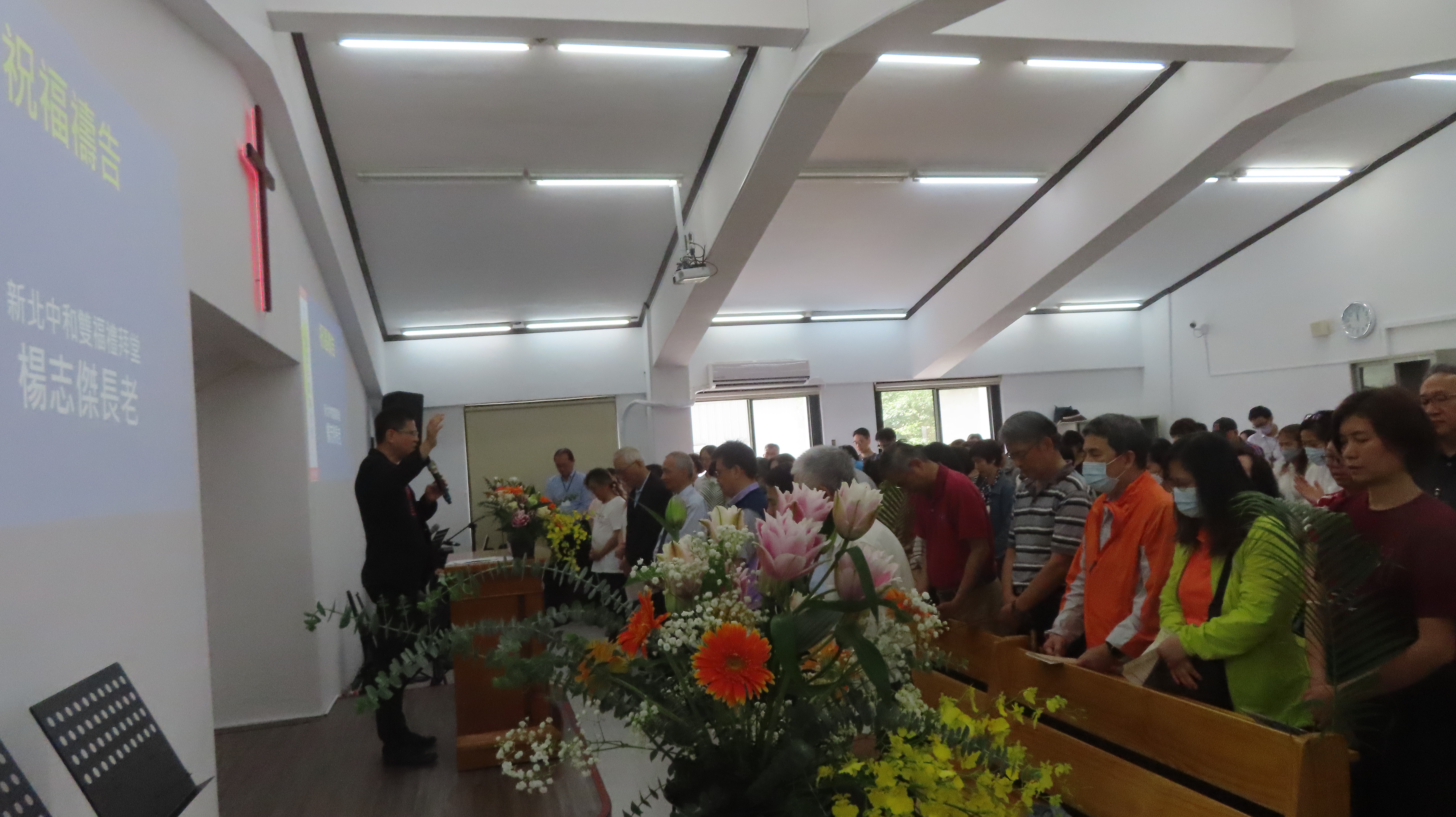 雙和禮拜堂楊志傑長老祝禱。（圖/梁敬彥攝影）