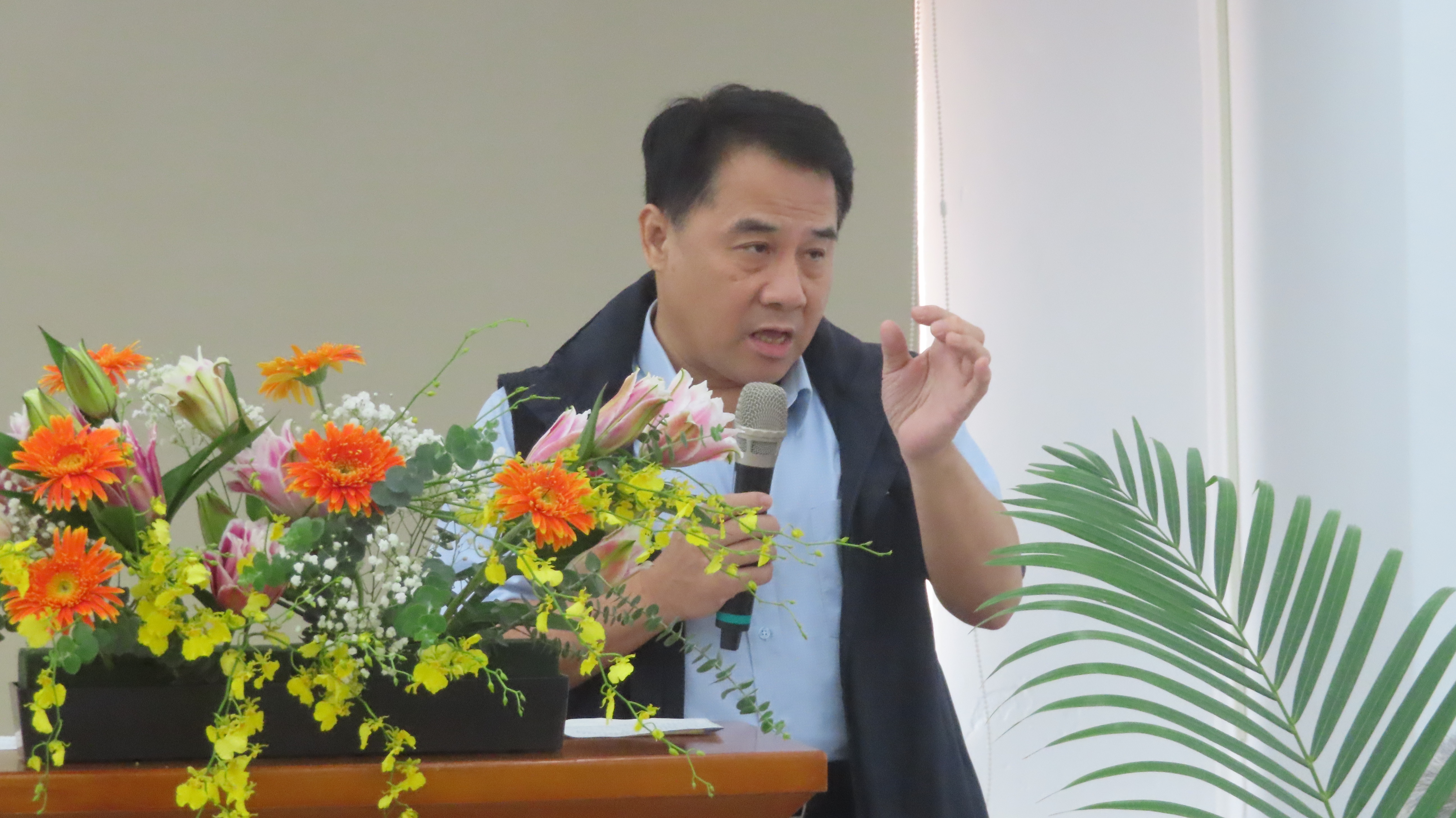 促成萬里仁愛之家福音堂重啟的關鍵人物吳欽仁科長。（圖/梁敬彥攝影）