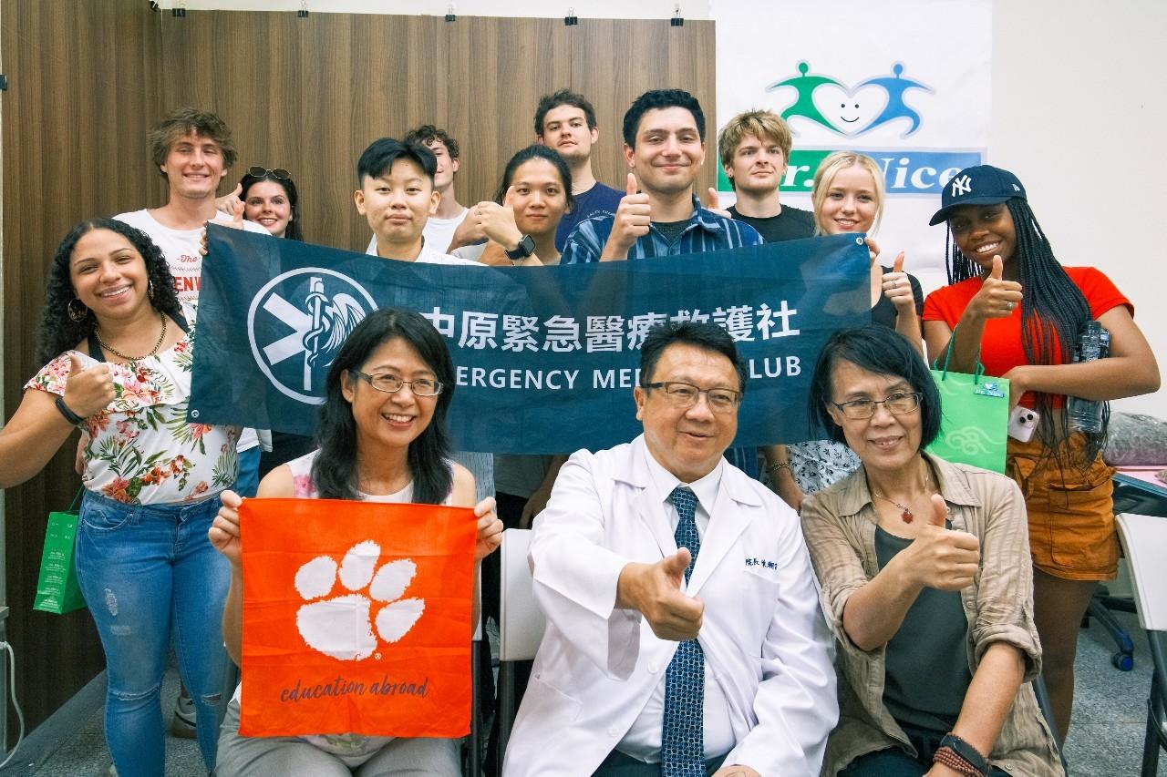中原大學緊急醫療救護社與美國克萊門森大學合辦急救教育課程，中醫參訪活動讓學員留下深刻印象。(中原大學提供)