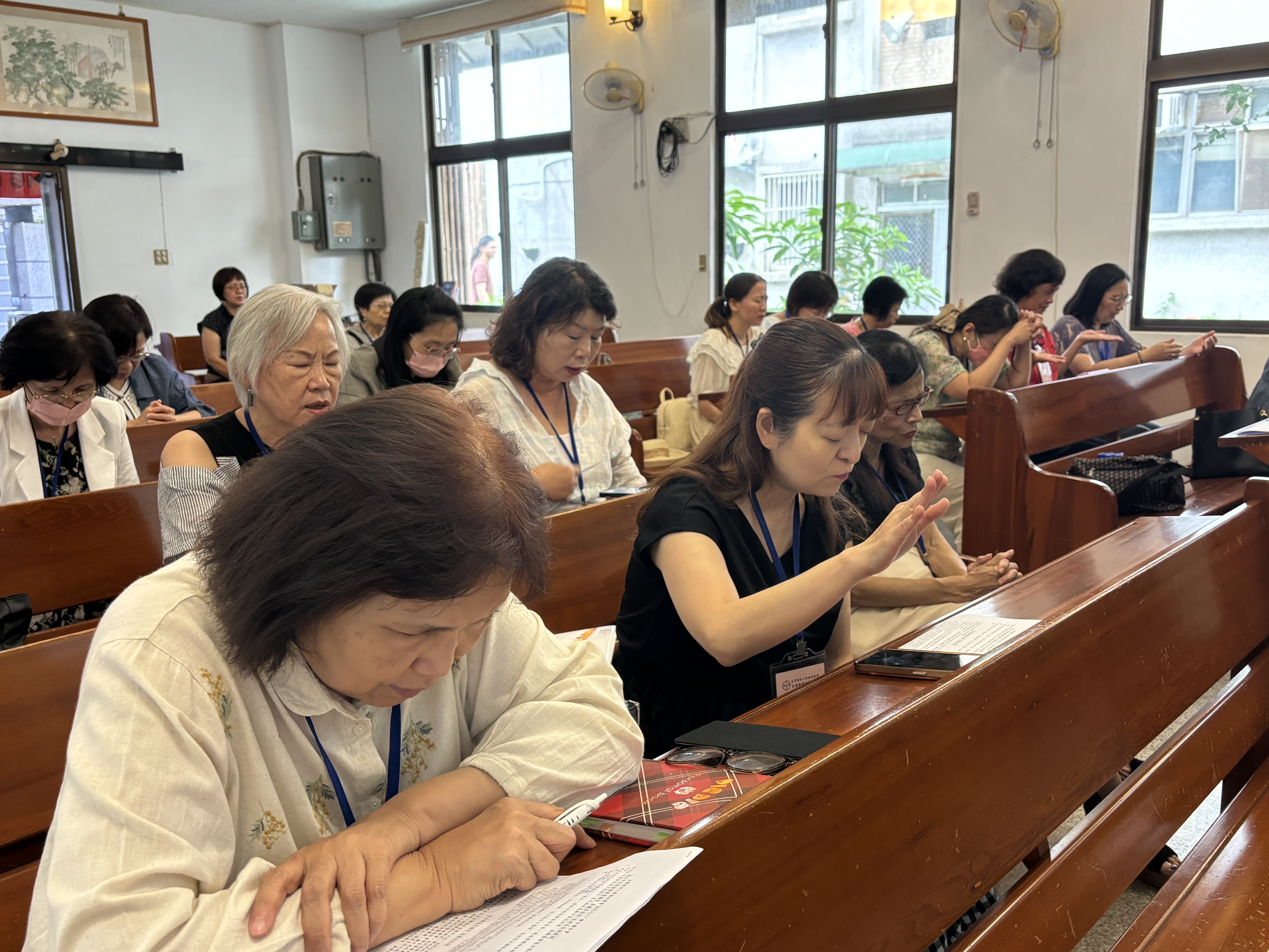 會中的禱告。(圖/李容珍攝影)