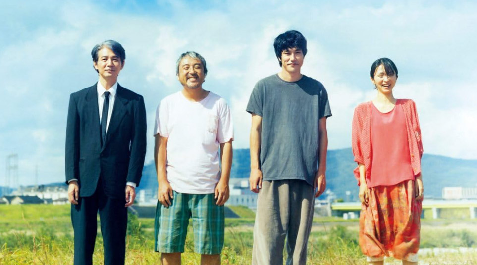 一群各有苦衷的住客，齊聚在北陸的「牟呼栗多」社區。（劇照來源：IMDb）