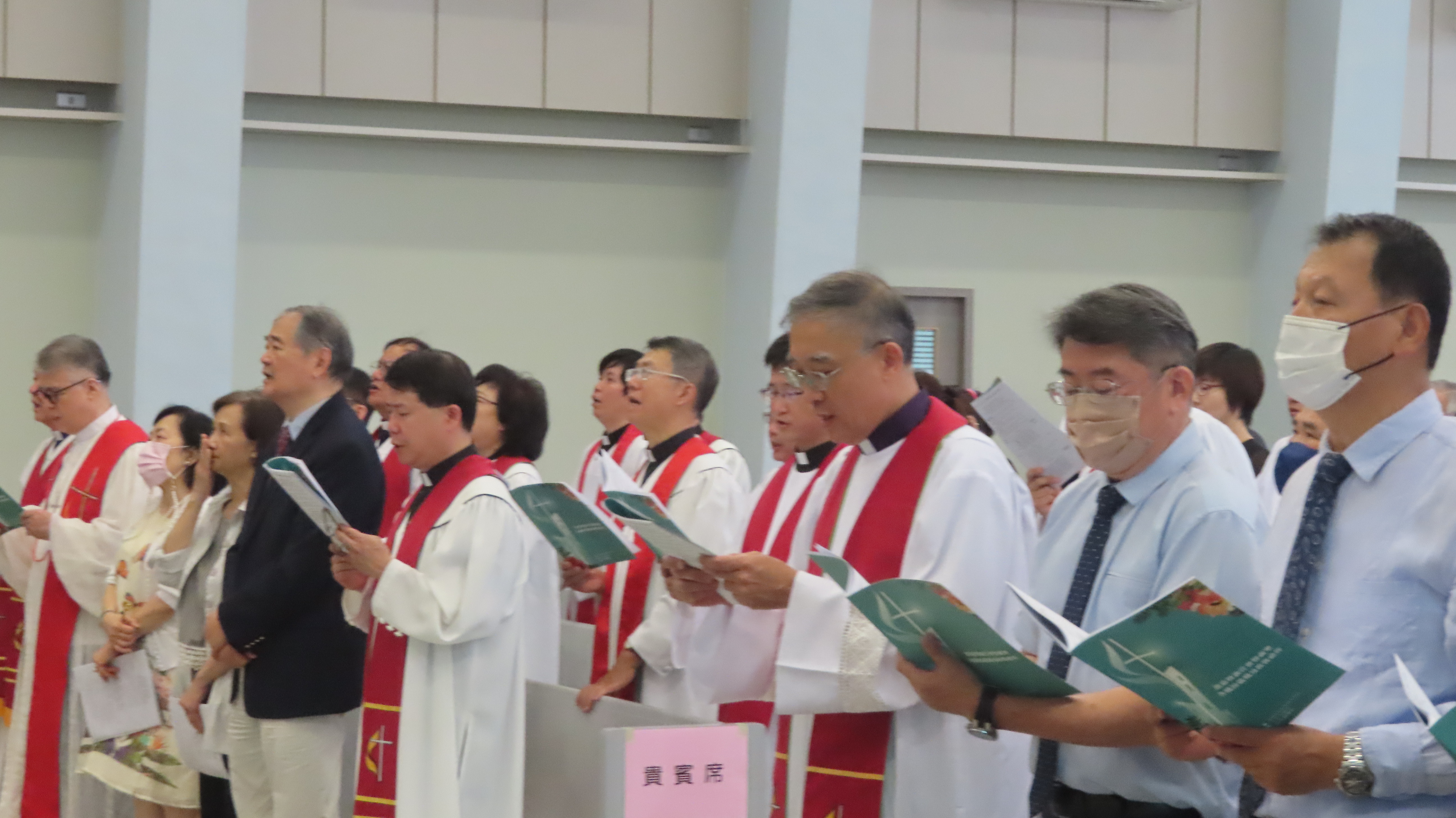 眾人唱詩頌讚主恩，基督教論壇基金會董事長洪善群長老（著西裝外套者）亦到場祝賀。（圖/梁敬彥攝影）