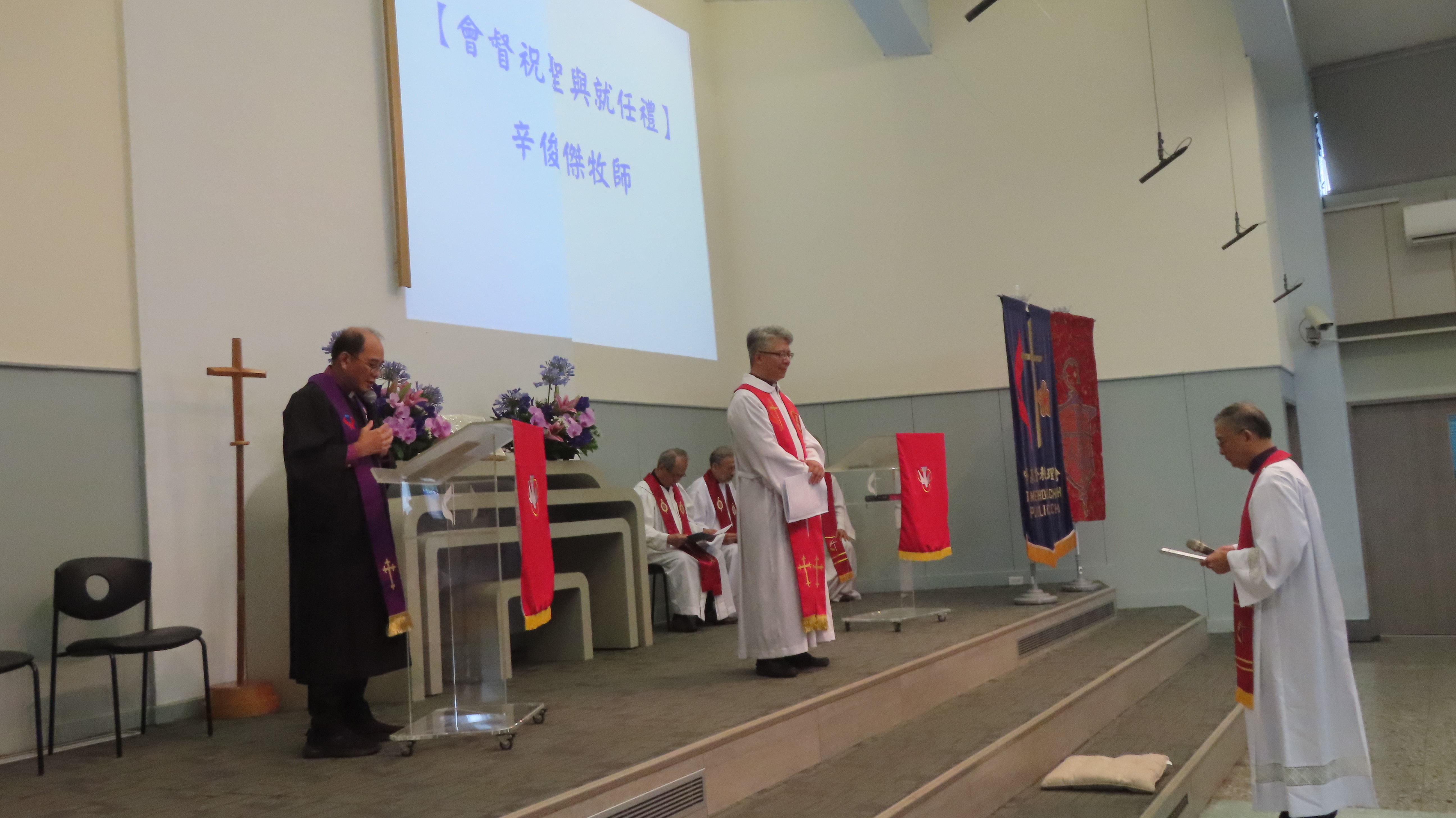 新加坡衛理公會林建隆會督為辛俊傑會督祝禱。（圖/梁敬彥攝影）