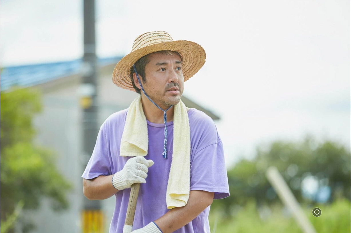 經常不請自來跑到山田住處、異常熱情的島田大叔。（劇照來源：IMDb）
