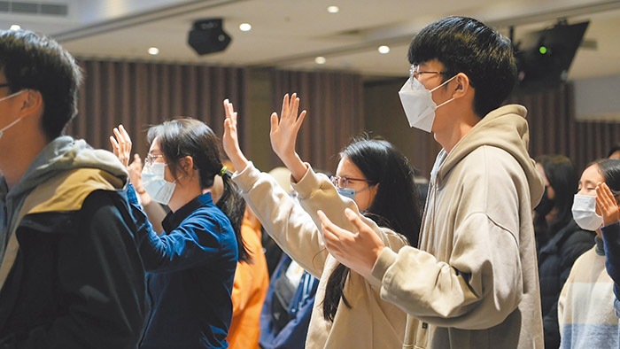 年輕人來到教會，尋求生命的價值和意義。（圖／受訪者提供）