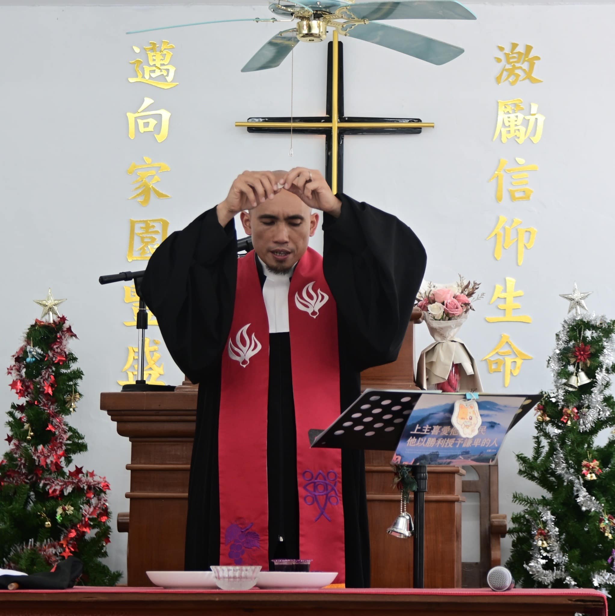 平常在教會服事，主持擘餅。(翻攝自八里灣長老教會臉書)