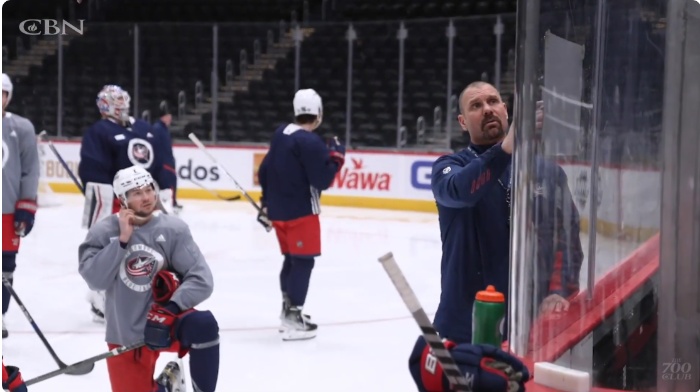 擔任美國哥倫布藍衣隊主教練時指導球員情景。(圖/YouTube@the700club影片截圖)