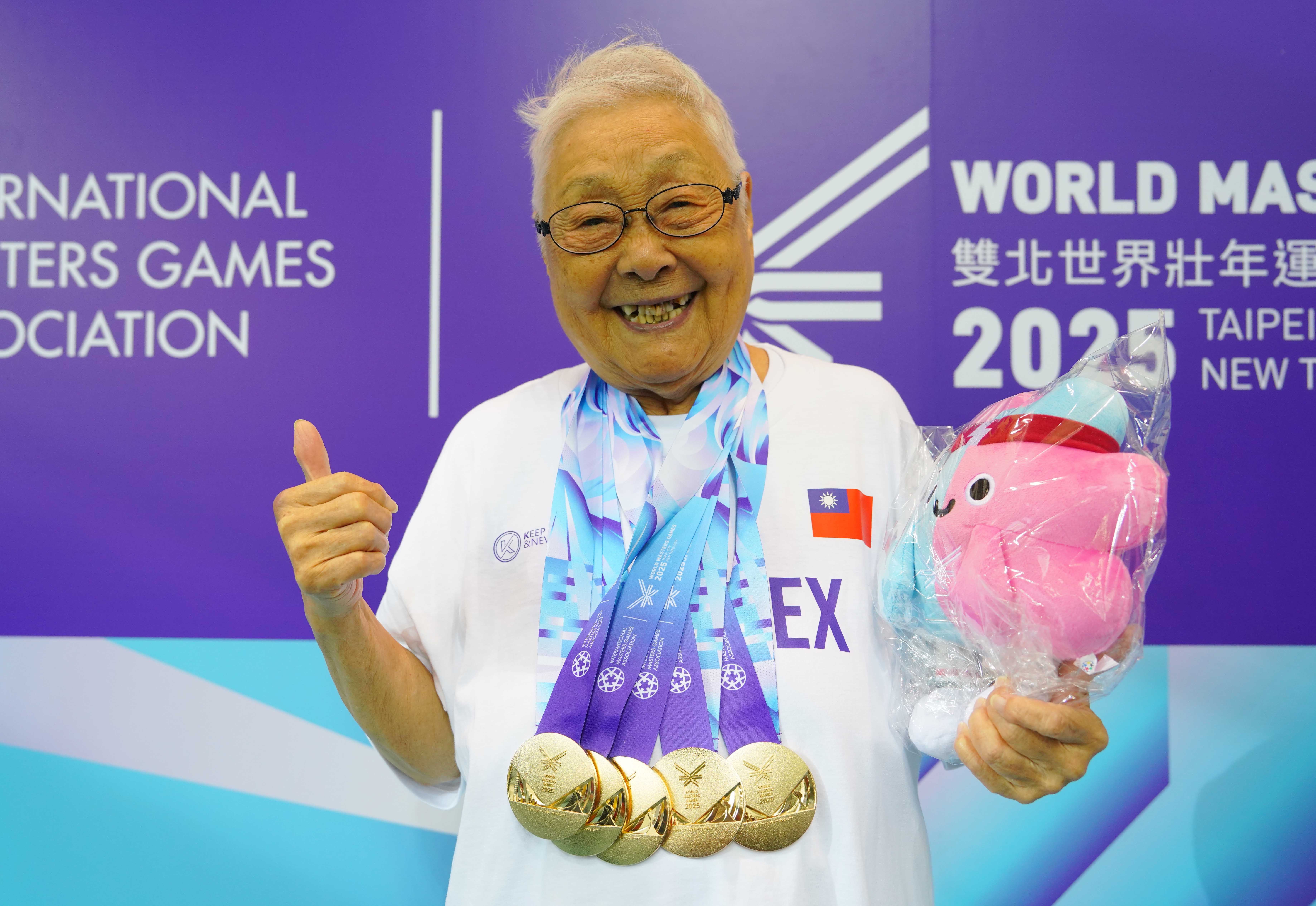 97高齡唐成瑤在游泳、田徑共得五項金牌。(翻攝自世壯運官網)