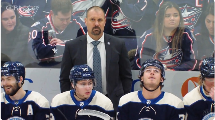 擔任教練時在球場觀球。(圖/YouTube@the700club影片截圖)