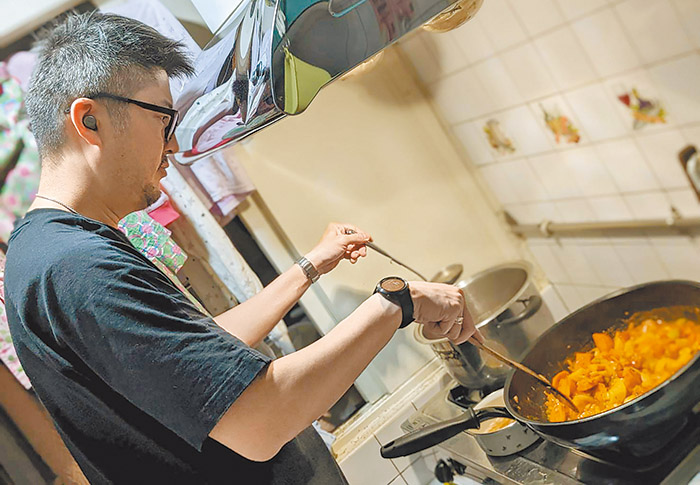 下廚為家人烹調美味健康料理。