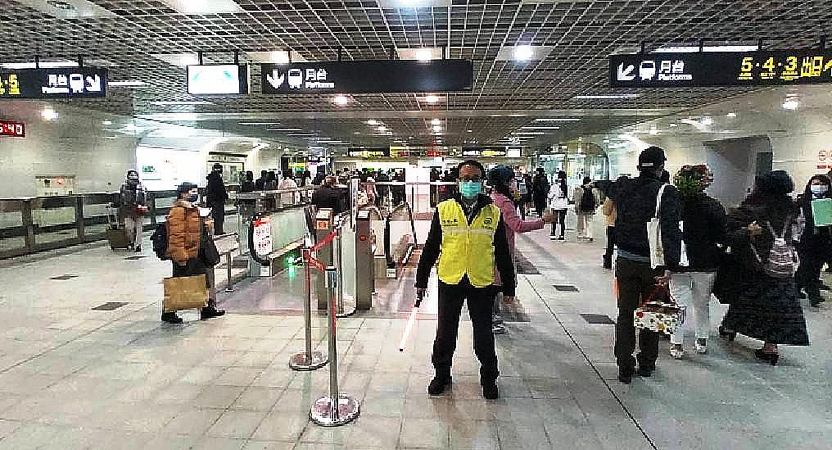 疫情升溫，進入公共空間和搭車，防疫醫師建議全程佩戴口罩。（圖/台北捷運公司提供）