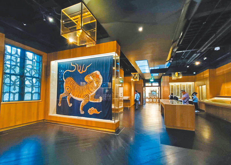 臺博館展示廳復刻藍地黃虎旗。 （來源維基，Photo by Mrmarkertw）