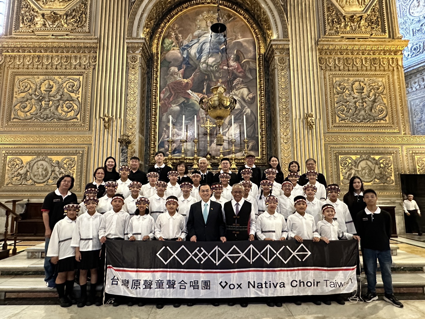 於聖伯多祿大講堂演唱後與教廷大使合影。(翻攝駐教廷大使館臉書)