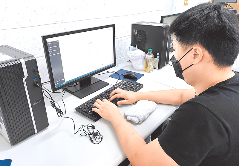 年輕人使用ChatGPT。（圖／台北市政府提供）