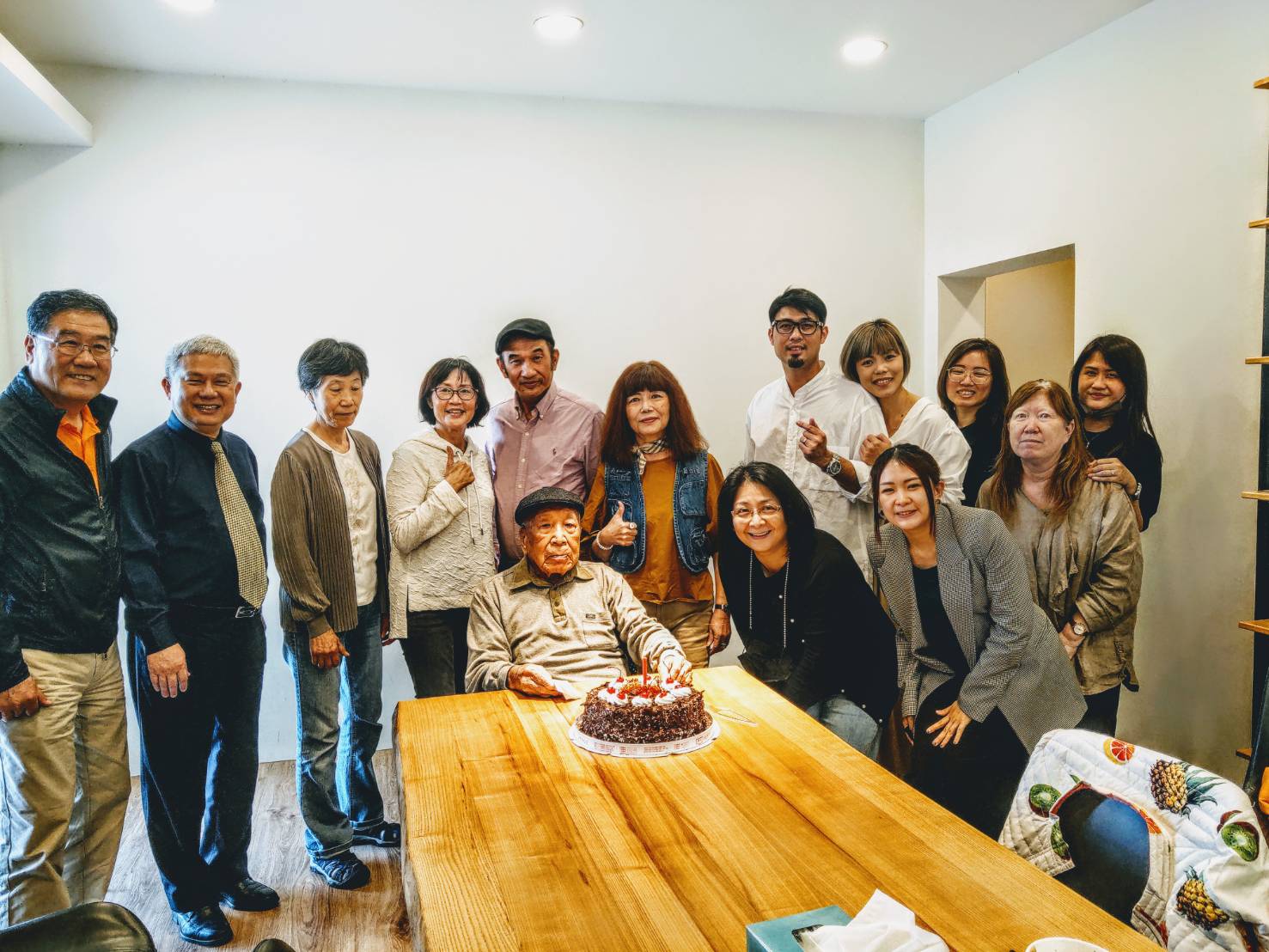 洪文山牧師106歲時，黃烱榕牧師代表浸聯會為洪牧師慶生。