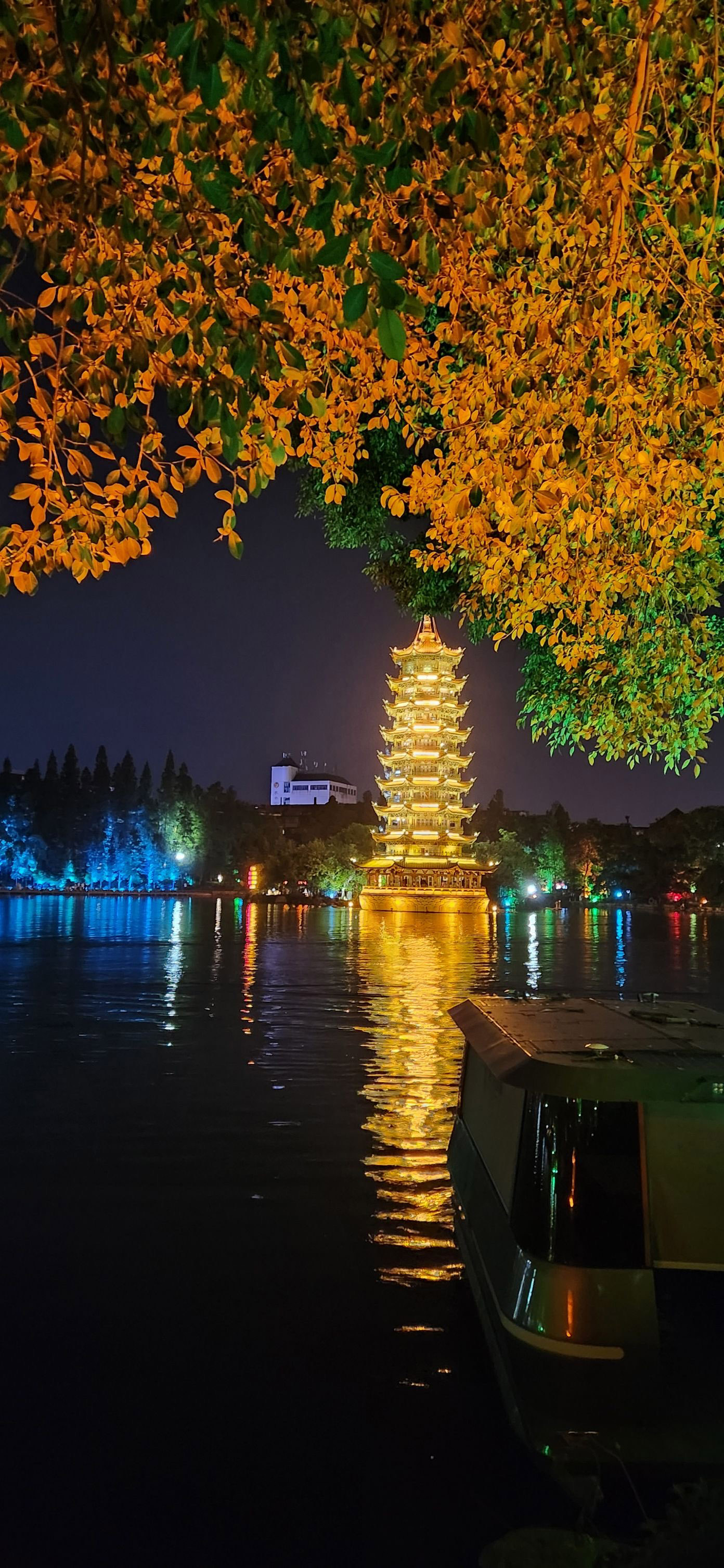 杉湖日月寶塔夜景。（作者攝影）