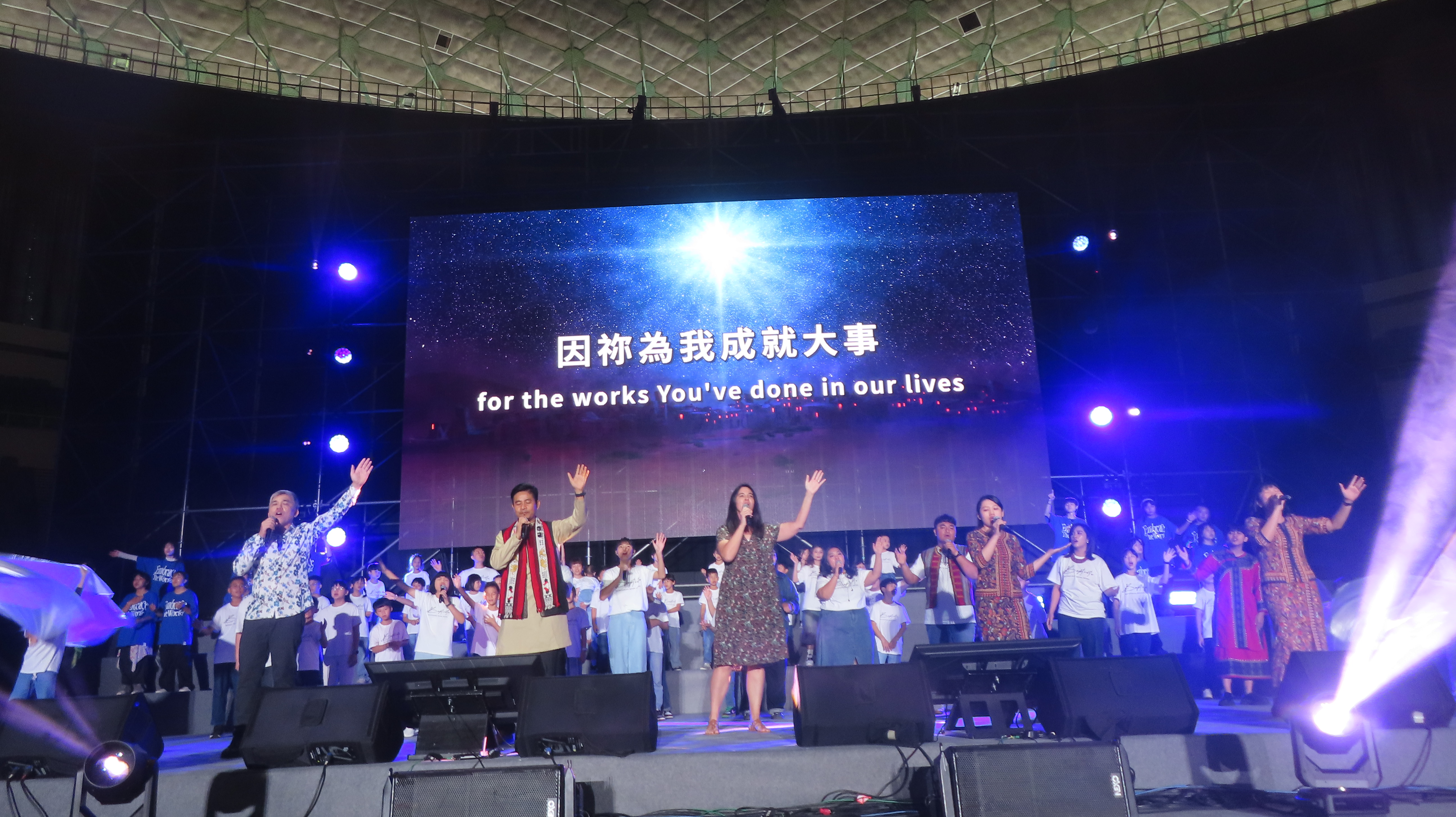 各國浸會年輕人齊敬拜。（圖/梁敬彥攝影）