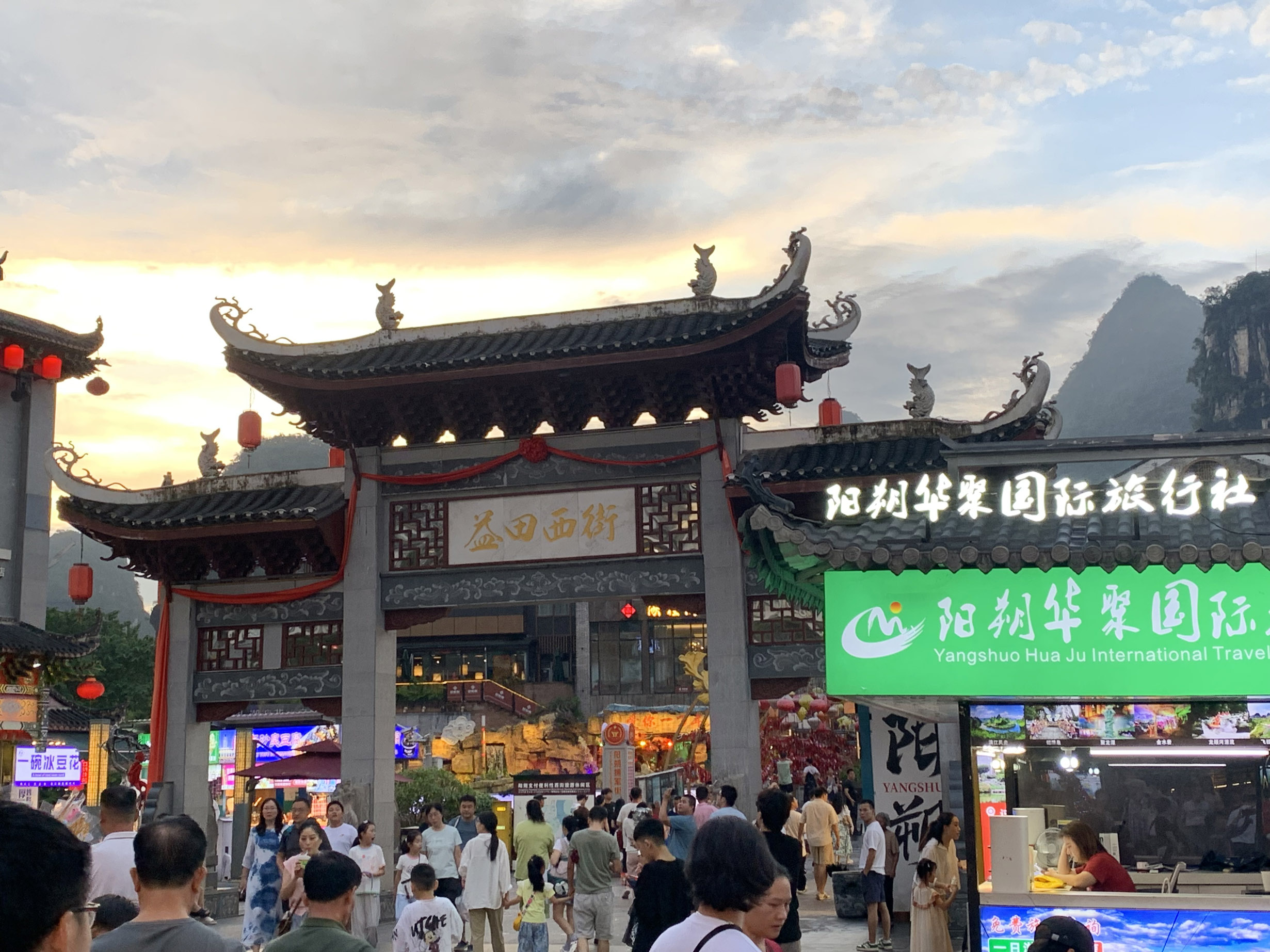 陽朔夜市遊客絡繹不絕。（作者攝影）