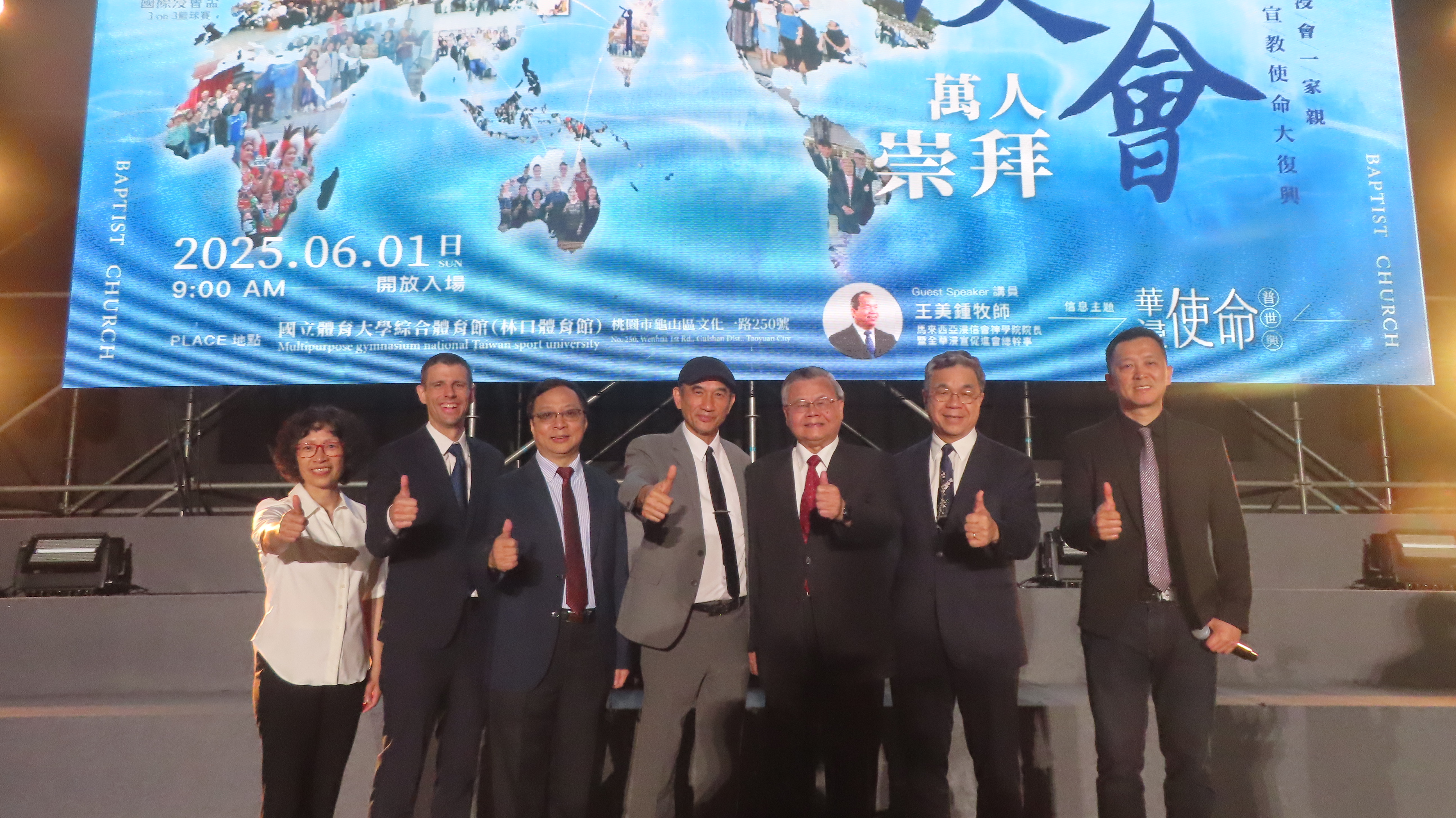 浸會萬人崇拜主席團成員，左起為阮寶珠牧師，趙宏恩宣教士，楊德仁牧師，黃烱榕牧師，蔡瑞益牧師，譚國才院長與蔡志堅牧師。（圖/梁敬彥攝影）