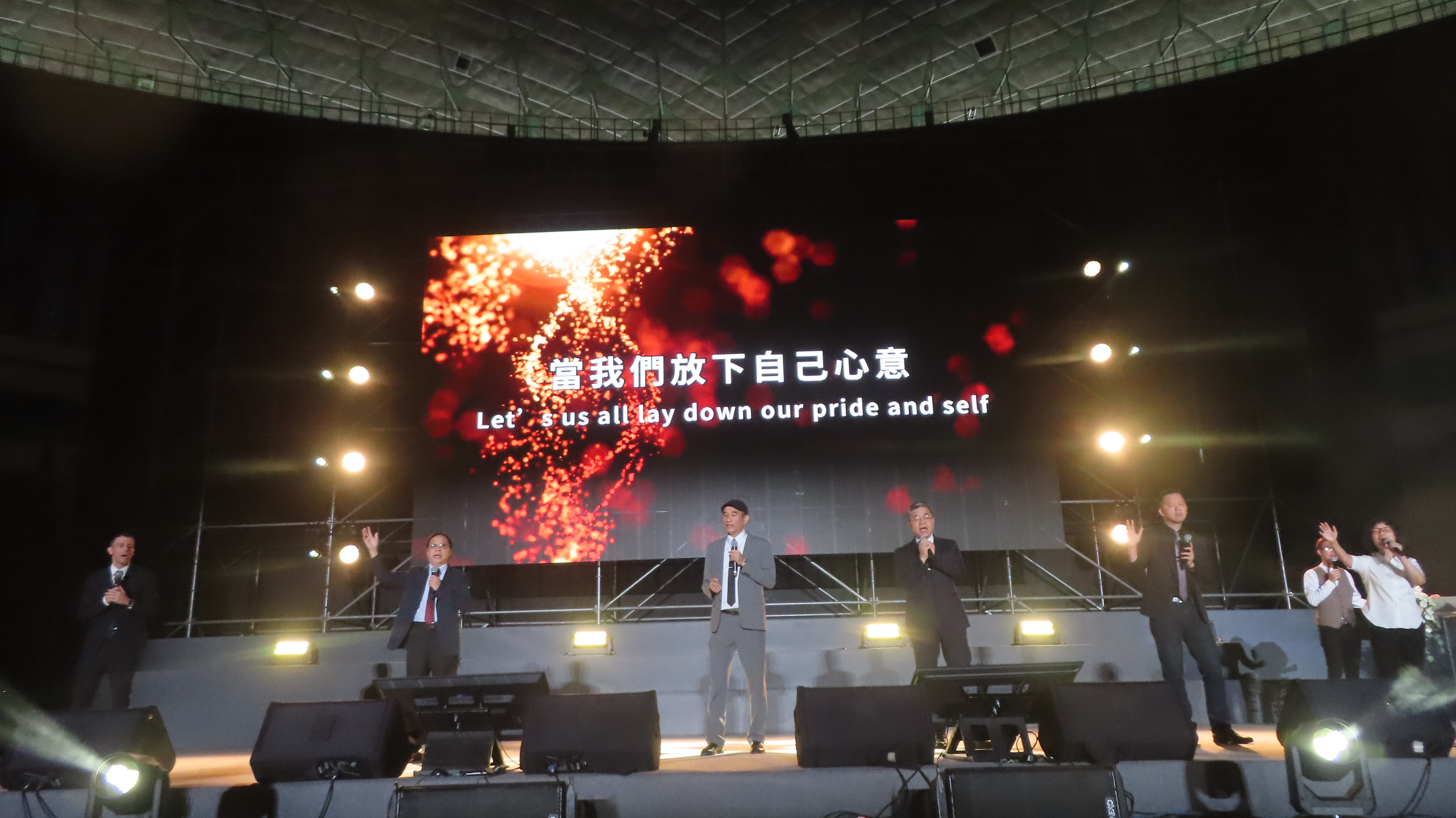 領唱＜從心合一＞，宣告「全球浸會一家親，宣教使命大復興。（圖/梁敬彥攝影）