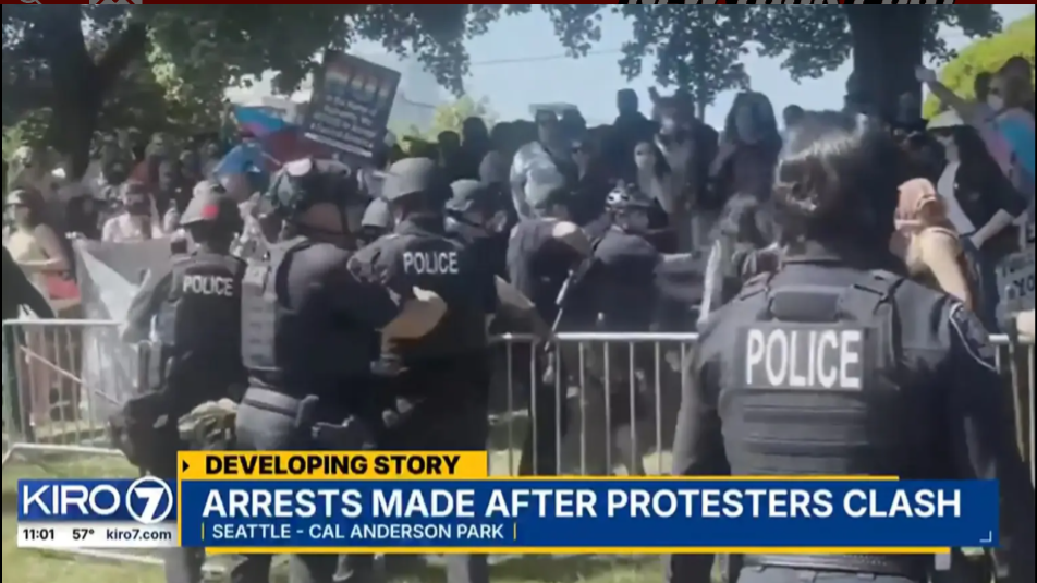 警方到現場取締暴動。（KIRO7）