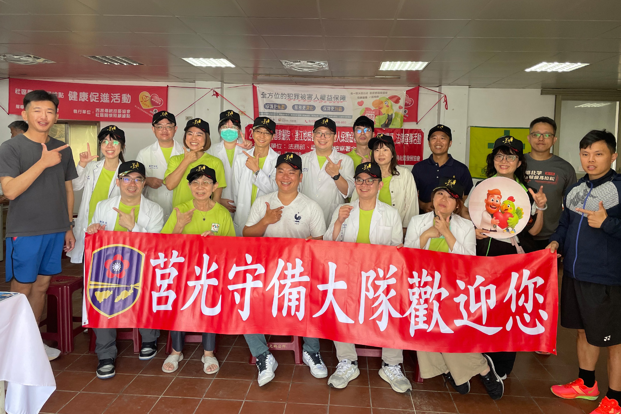 馬防部莒光守備大對致贈義診團隊每人一頂莒光紀念帽。(彰基提供)