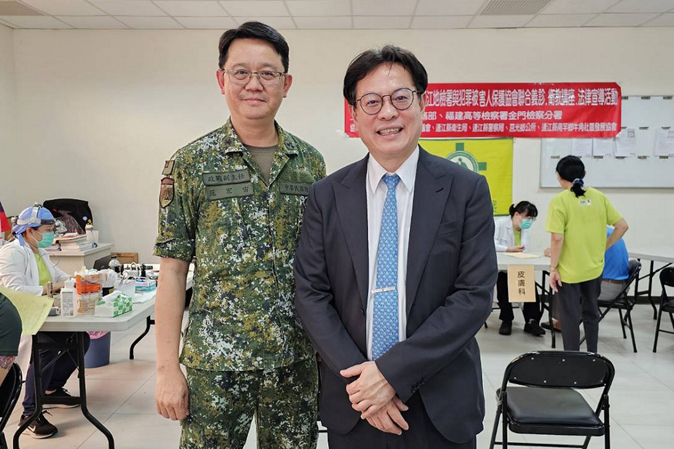 馬防部范弘宙上校(圖左)帶隊軍中弟兄姊妹前來看診，並致贈醫師們紀念品。(彰基提供)
