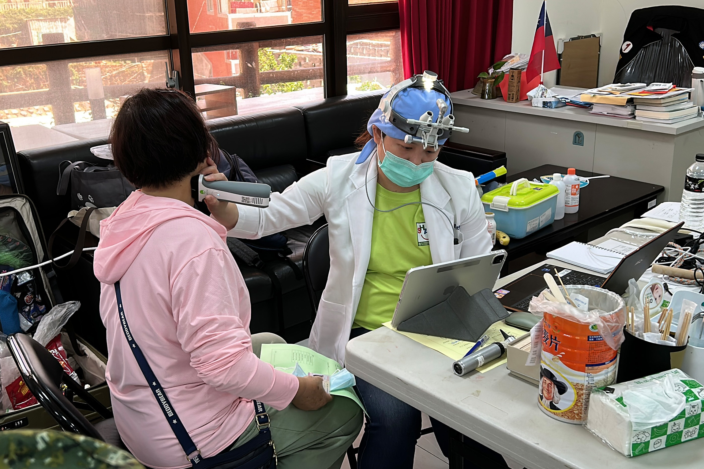 彰基耳鼻喉暨頭頸部副主任謝明妤醫師為民眾進行頸部超音波檢查。(彰基提供)