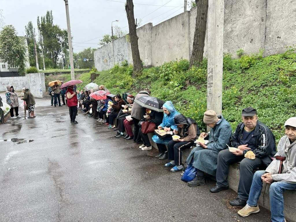 每週為無家可歸者和窮人提供食物