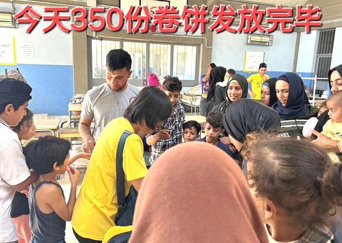 教會接待難民住宿，發放食物，期盼同時餵養身心靈。