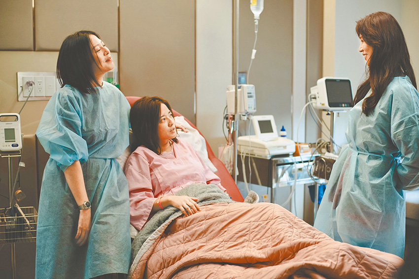 樂樂和兩位相識多年的好閨密，各自有不同的人生課題。（劇照提供：Netflix）