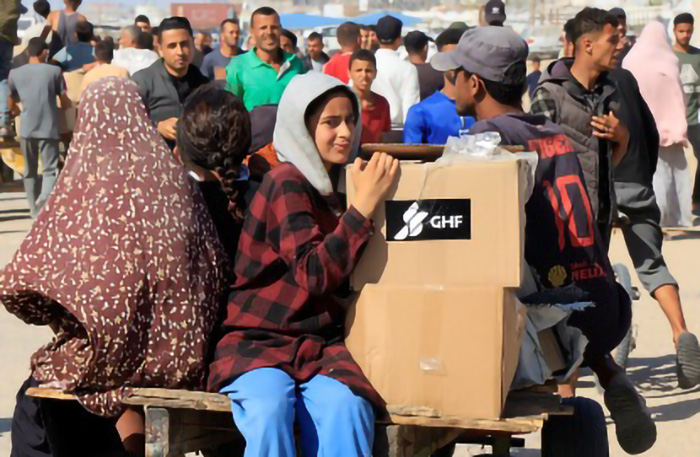 2025年5月27日，尋求援助的巴勒斯坦人聚集在加薩地帶南部拉法（Rafah）的一個援助分發點附近。（照片來源：REUTERS/Hatem Khaled）