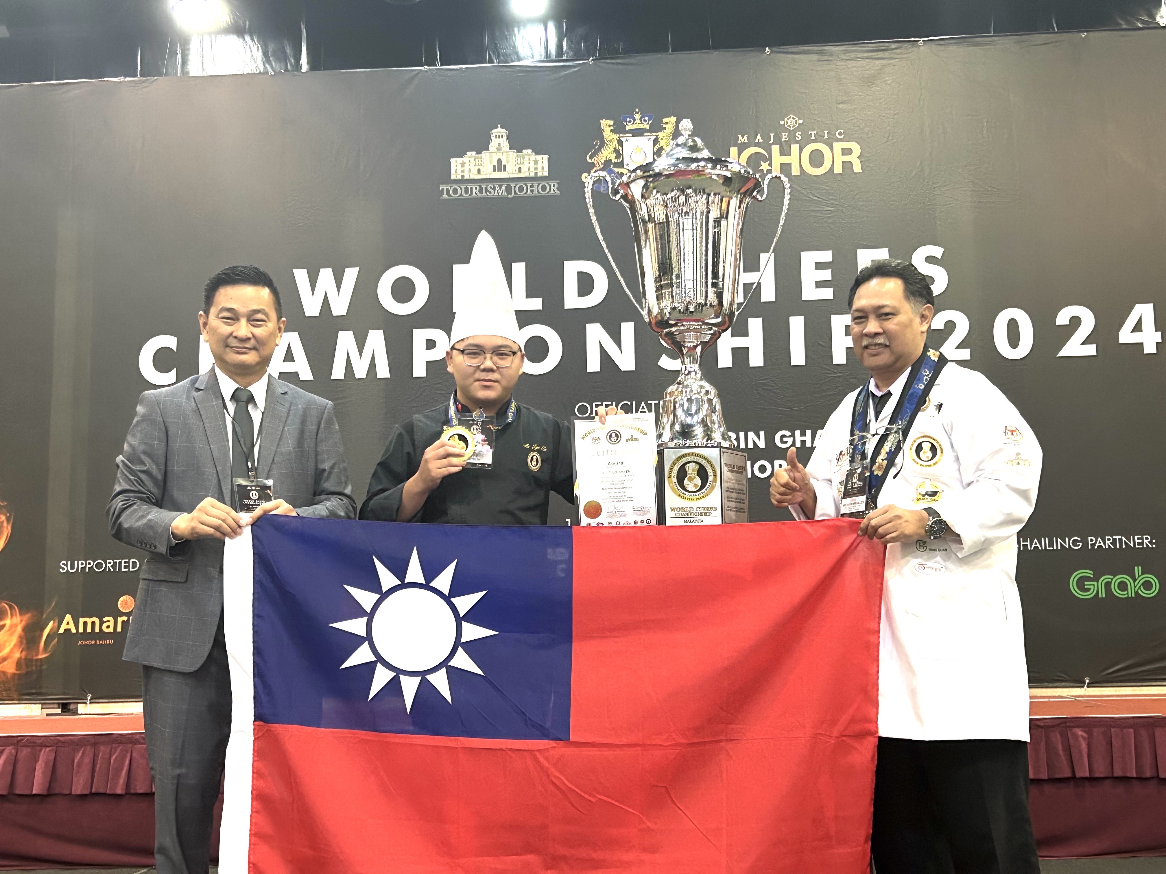 2024WCC世界廚藝大賽與國際名廚頒獎合照。(圖/羅子恩提供)