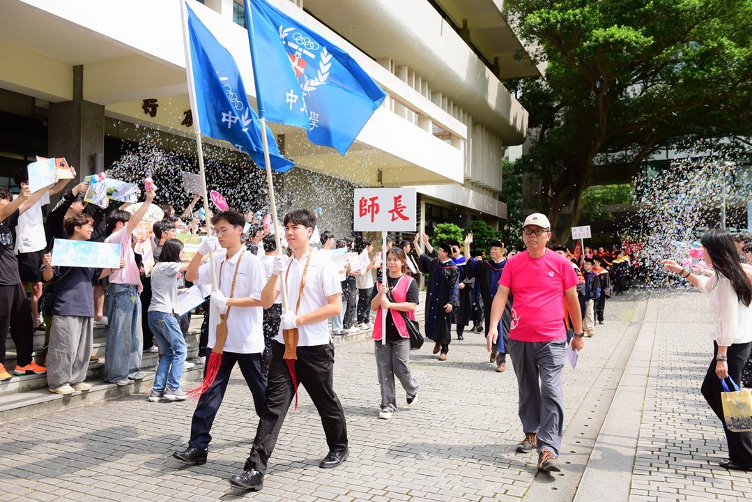 中原大學第67屆畢業典禮盛大舉行，師生校園巡禮。(中原大學提供)