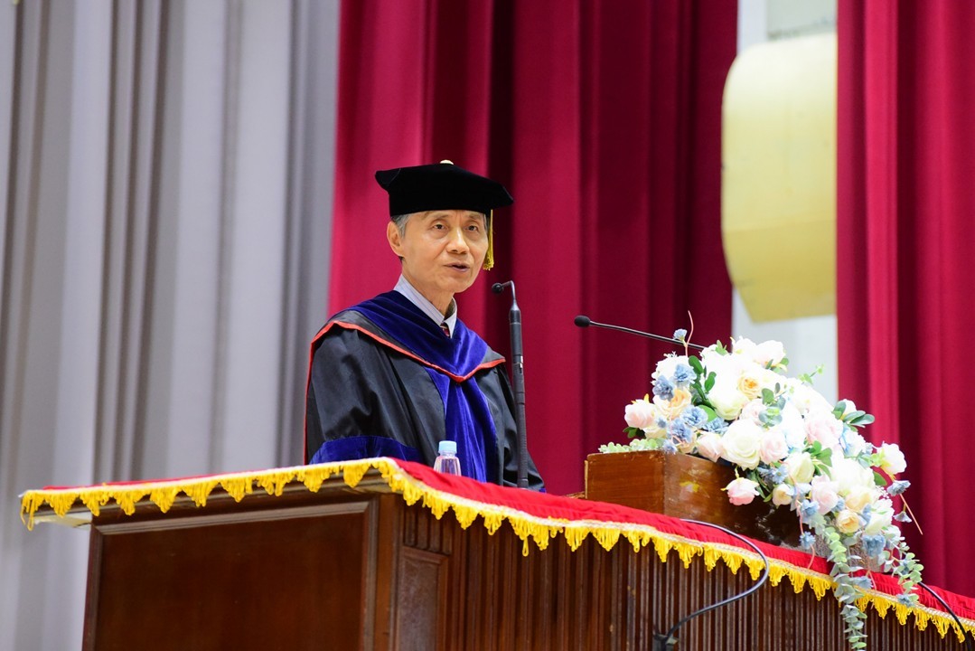 中原大學校長李英明致詞，期勉畢業生秉持全人教育精神，追求真正有價值的人生。(中原大學提供)