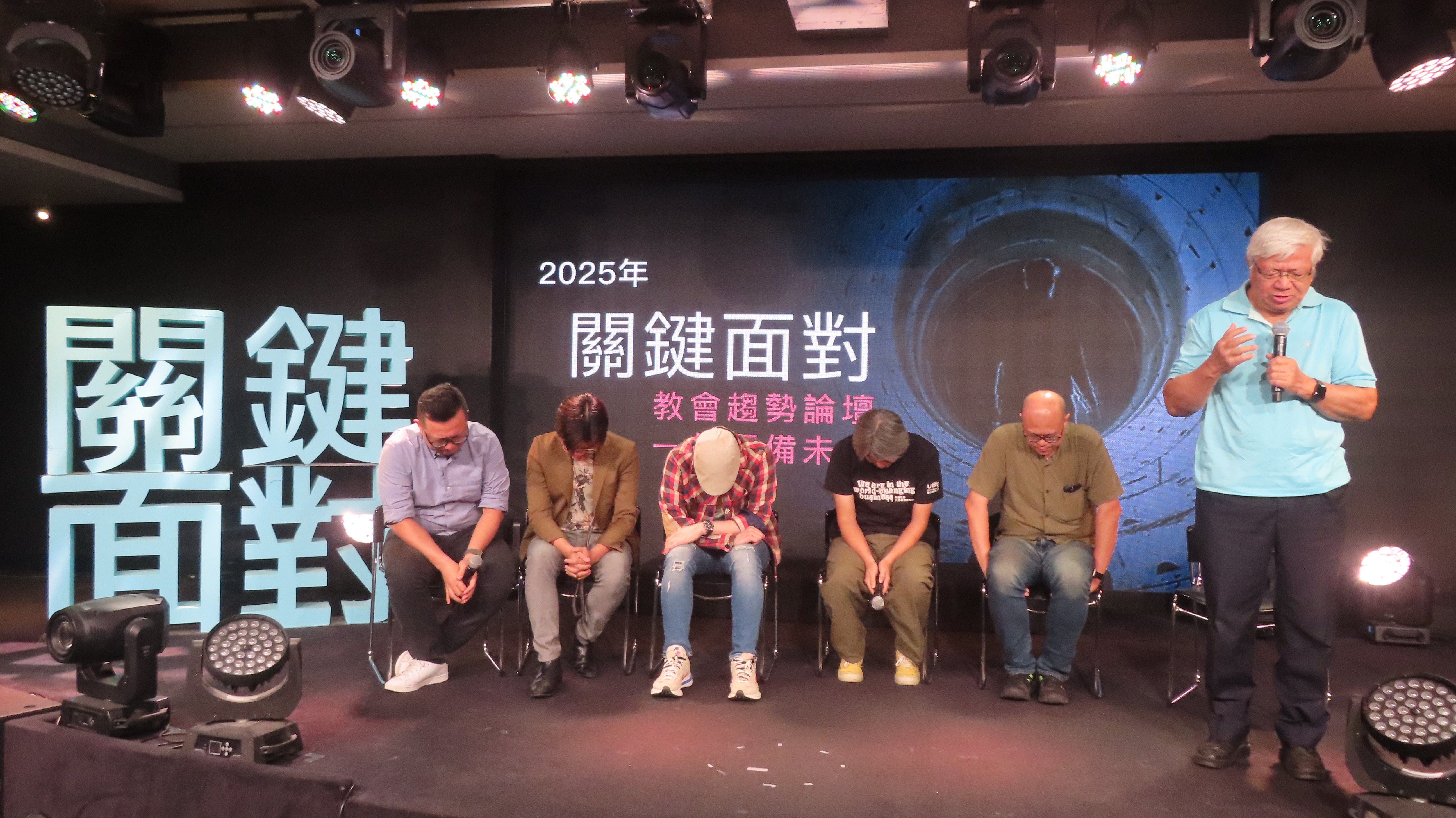 夏忠堅牧師禱告。