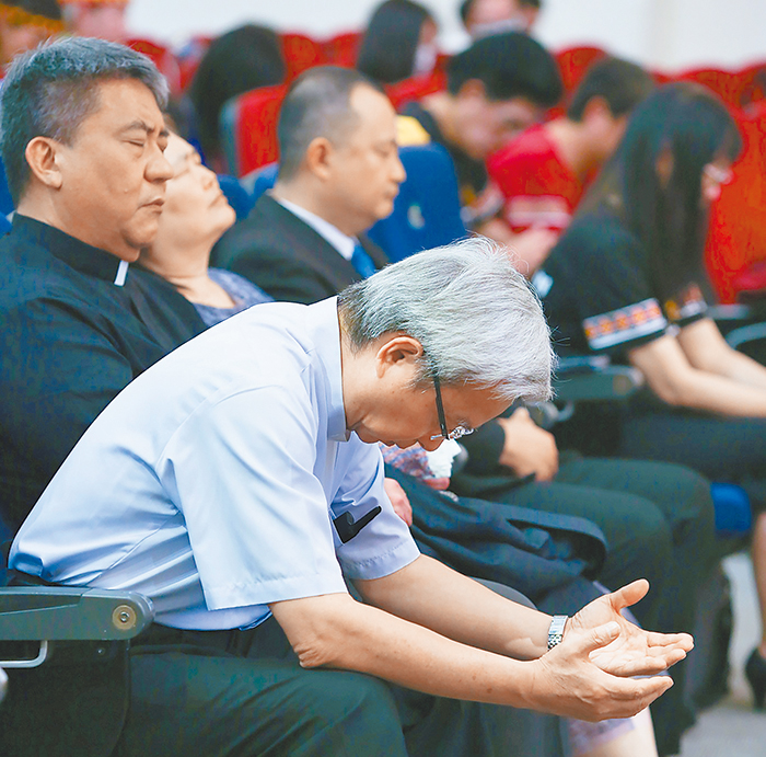 每個人熱切地禱告呼求。（翻攝自台南聖教會臉書）