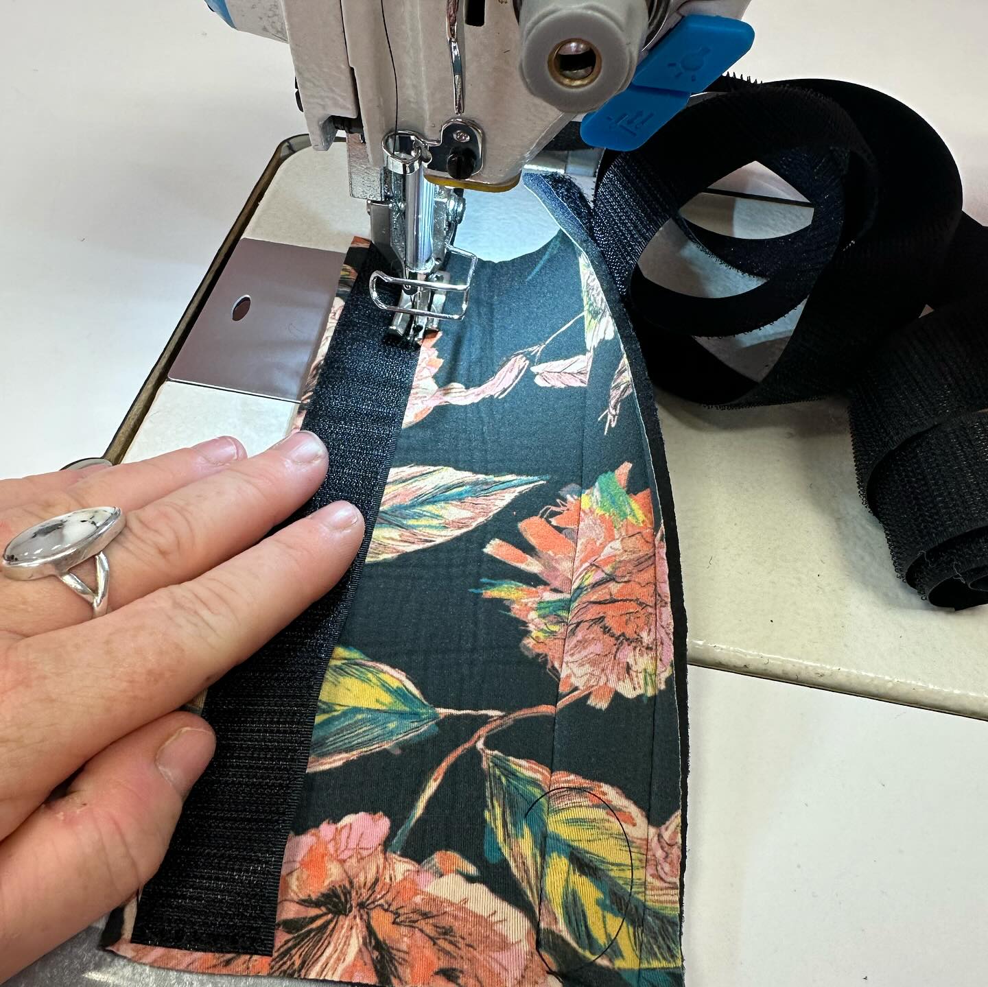 使用廢棄物製作衝浪服飾。（圖／翻攝自www.noasurf.co.uk）