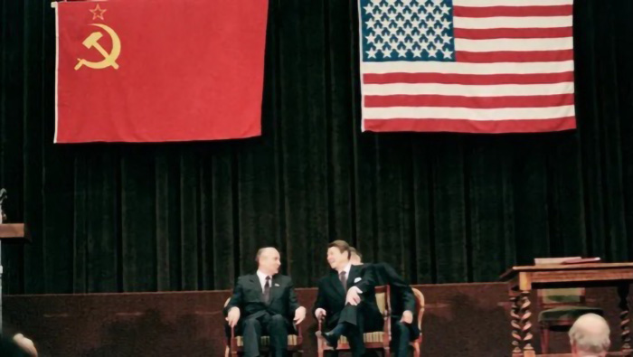 1985年，蘇聯領導人米哈伊爾．戈巴契夫（Mikhail Gorbachev）和美國總統羅納德．雷根（Ronald Reagan）在蘇美高峰會上。（照片來源：Getty/Bettmann）