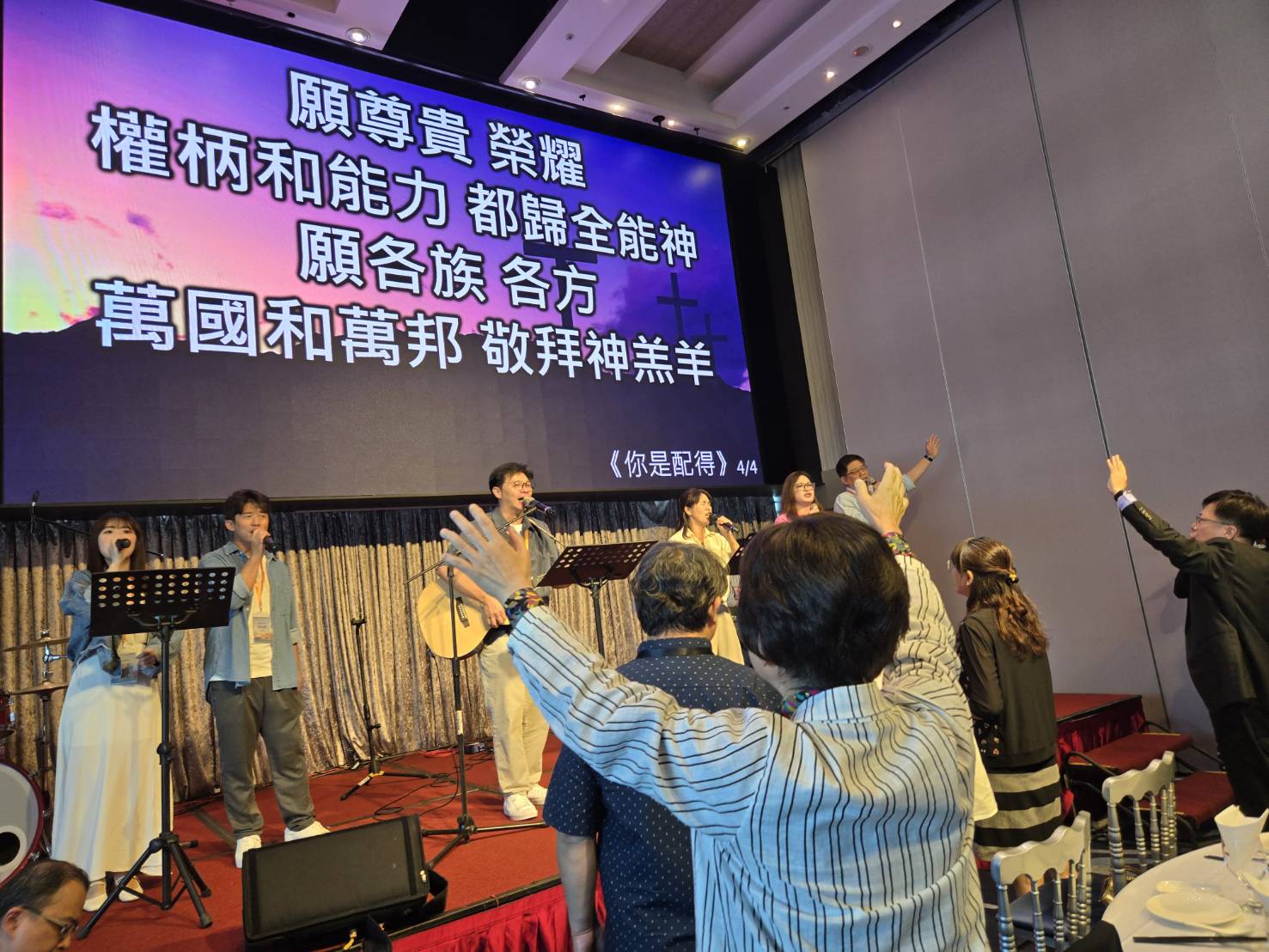 舉手為基隆巿福音遍傳敬拜禱告。（圖/梁敬彥攝影）