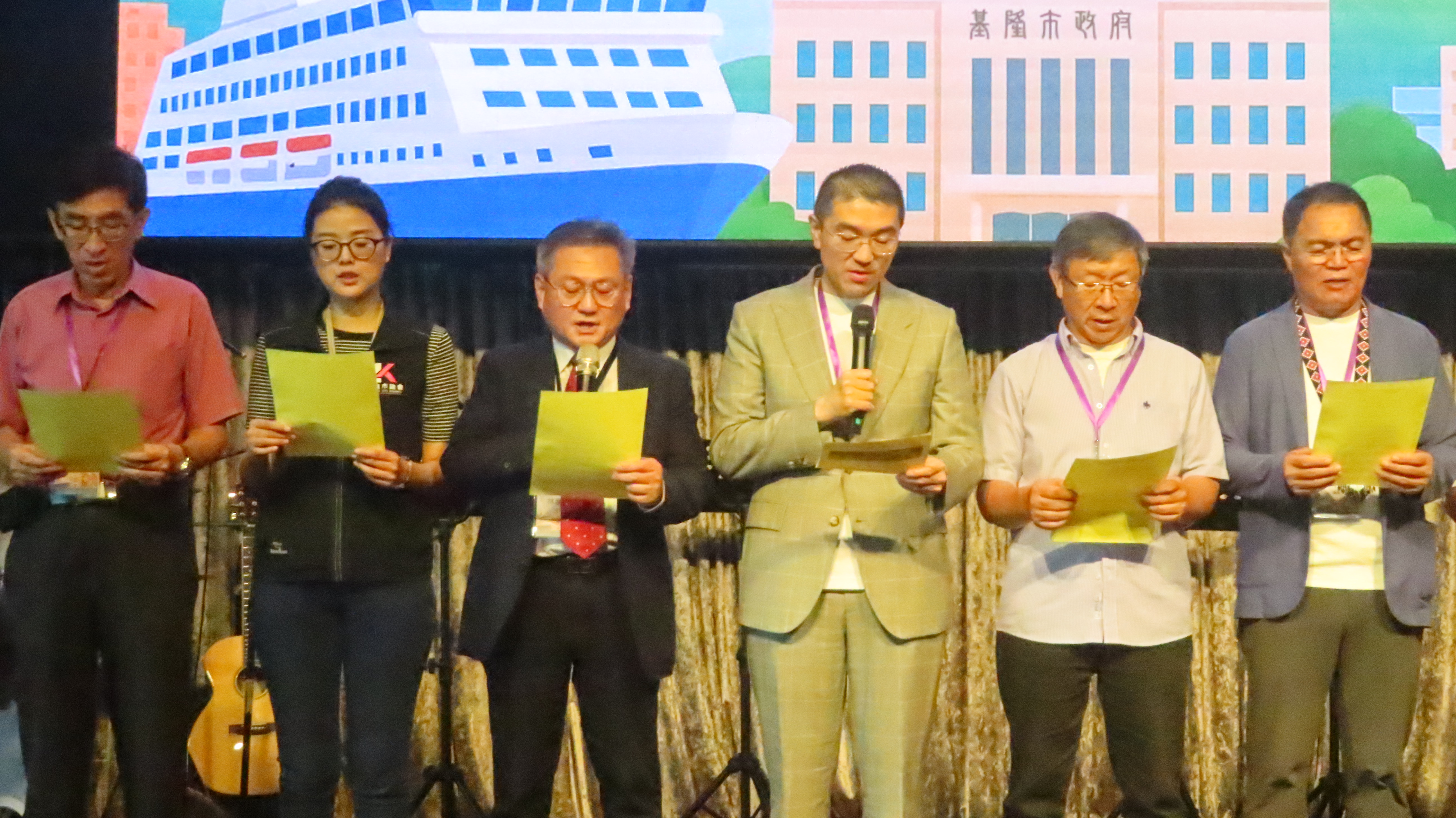牧者與謝國樑市長帶領宣讀為基隆祝福祈禱文。（圖/梁敬彥攝影）