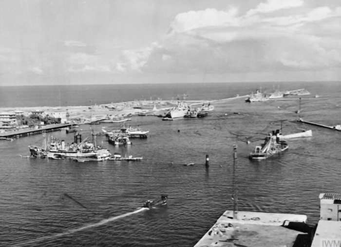 蘇伊士運河塞得港（Port Said）入口處，被埃及人擊沉的堵塞船（blockship，註：可用於阻塞通道或水道的船隻）隨處可見。皇家海軍打撈隊負責清理堵塞船，運河因此封閉了五個月。（照片來源：IWM /MH 23543）