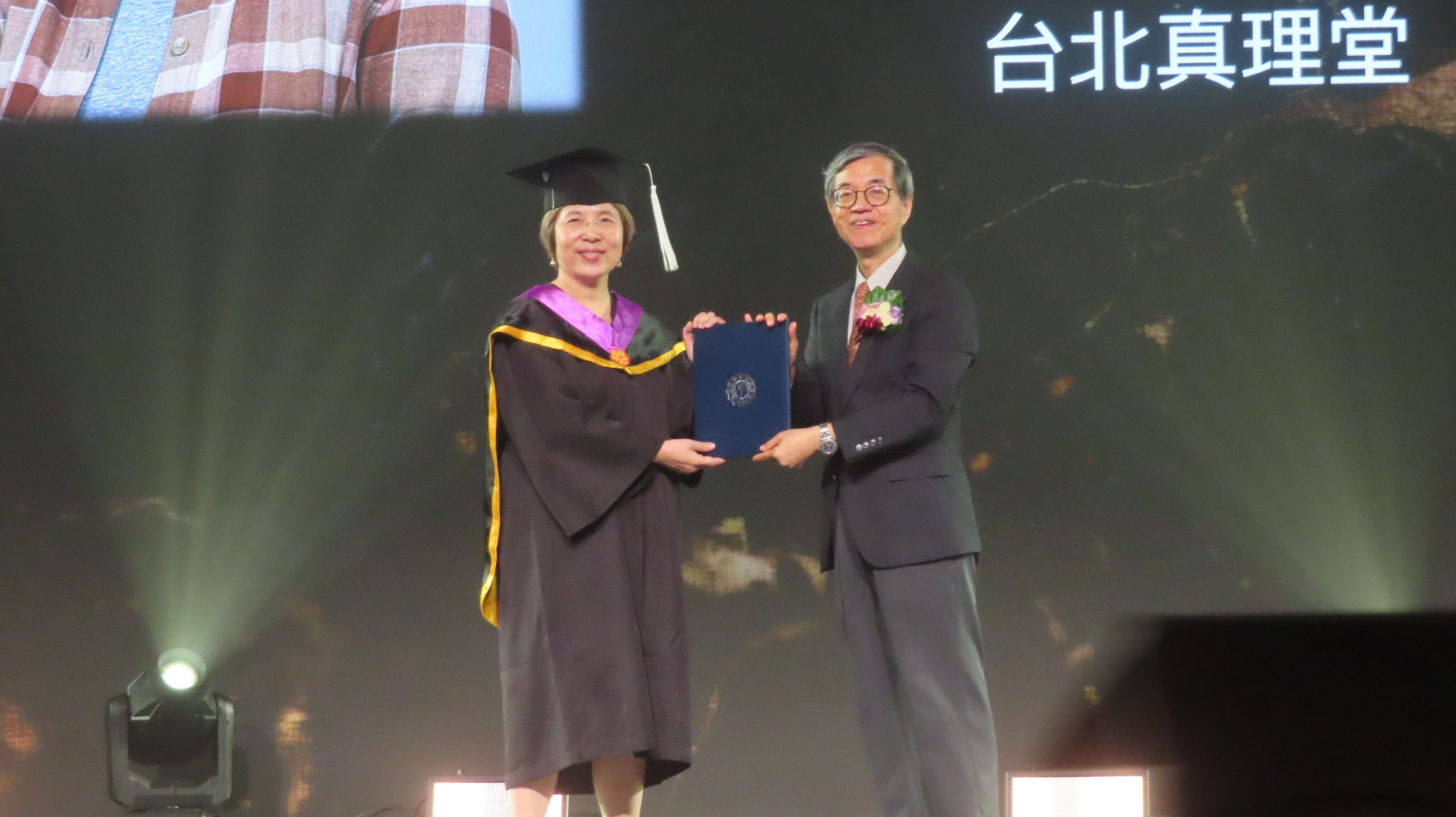 謝宏忠院長頒發畢業證書給畢業生見證代表王梅馨。（圖/梁敬彥攝影）