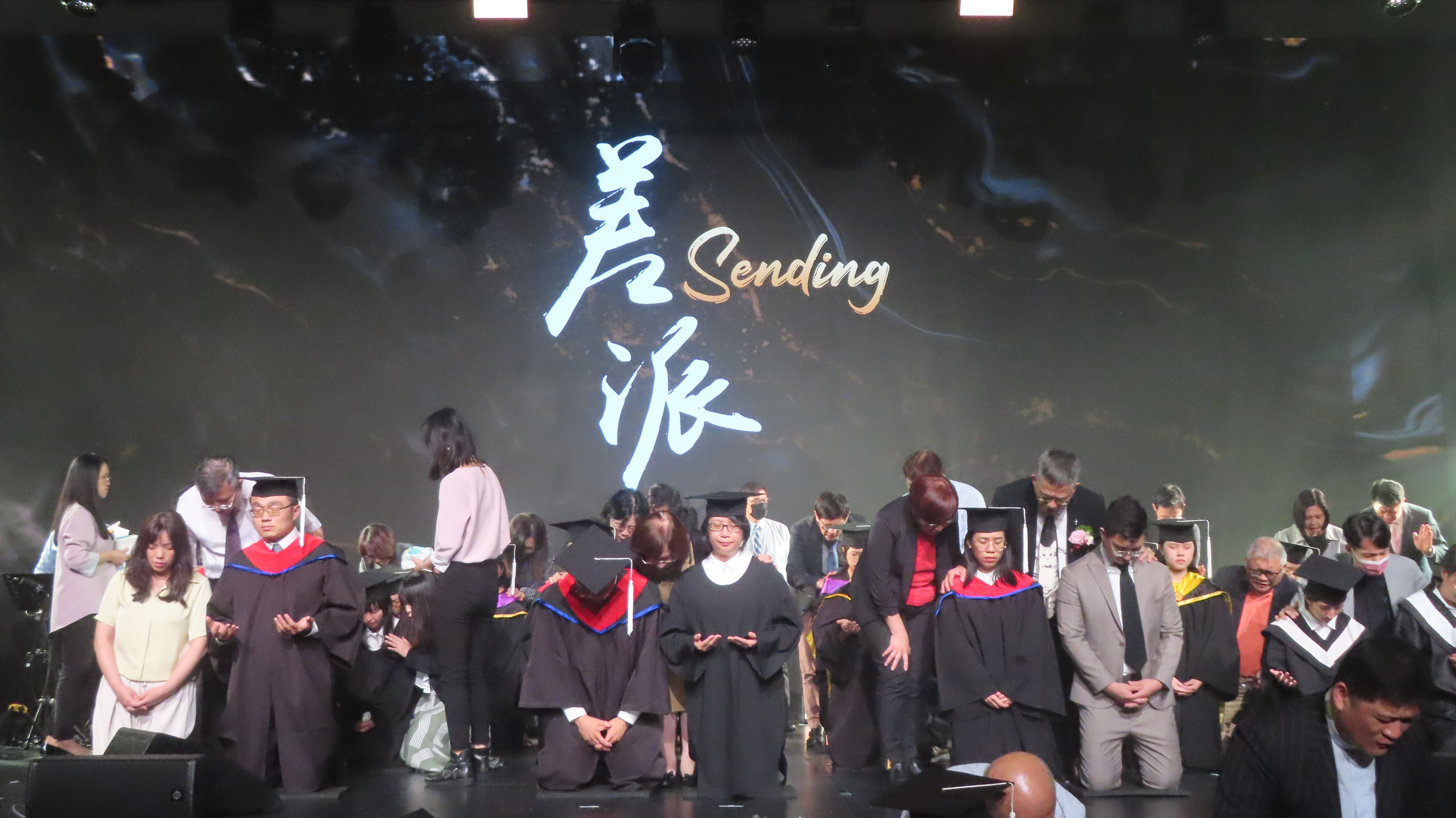 牧師團進行畢業生差派祝福禱告。（圖/梁敬彥攝影）