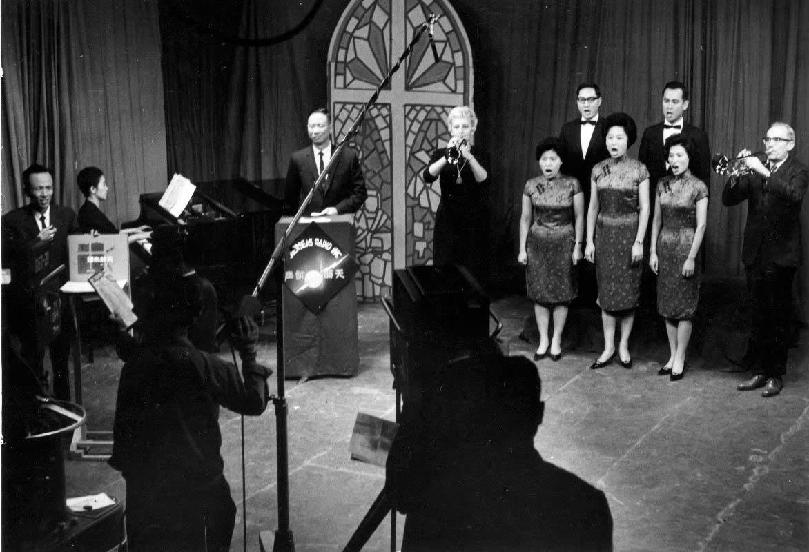 60年代的英文廣播錄音現場。