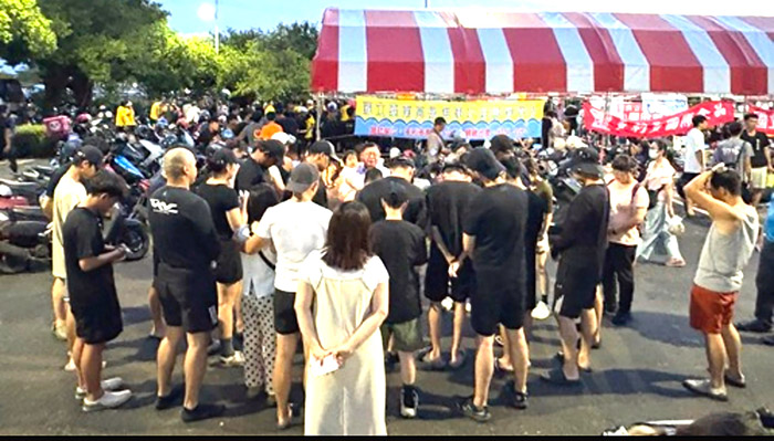 大家一起為比賽禱告，凝聚向心力。（圖／受訪者提供）