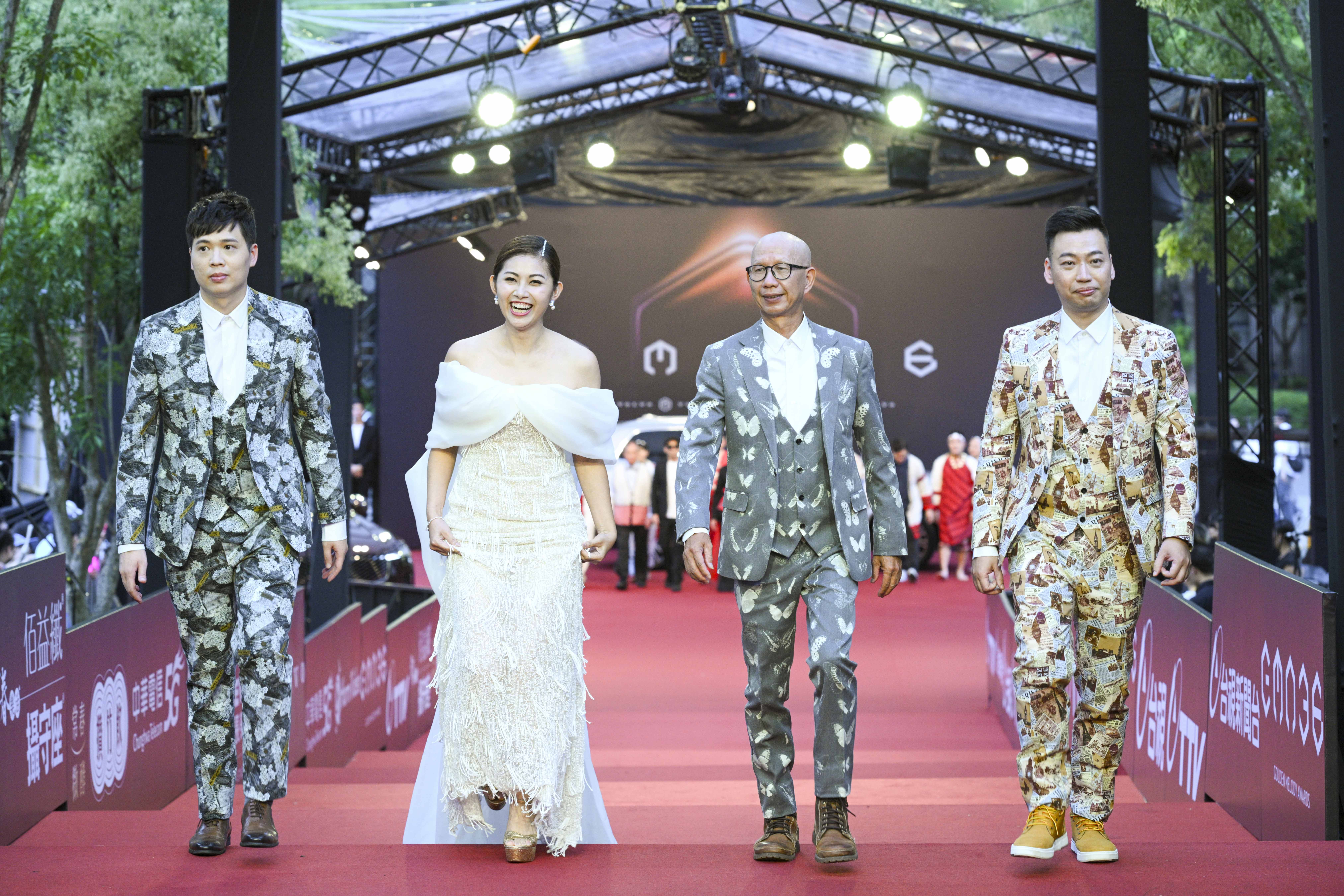 林鈺婷（左二）和山狗大後生樂團走星光紅毯。（圖/台視提供）